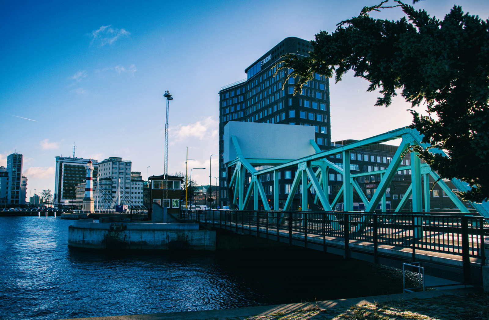 město, panoráma města, noc, architektura, voda, budova, odraz, panoráma, mrakodrap, modrý, večer, most, maják, Švédsko, dok, soumrak, Studio, kanál, Sverige, Malm, Bro, strom, centrum, sk nel n, se, studiomalm, Bývalá, klaffbron, mezník, urban area, lidské osídlení