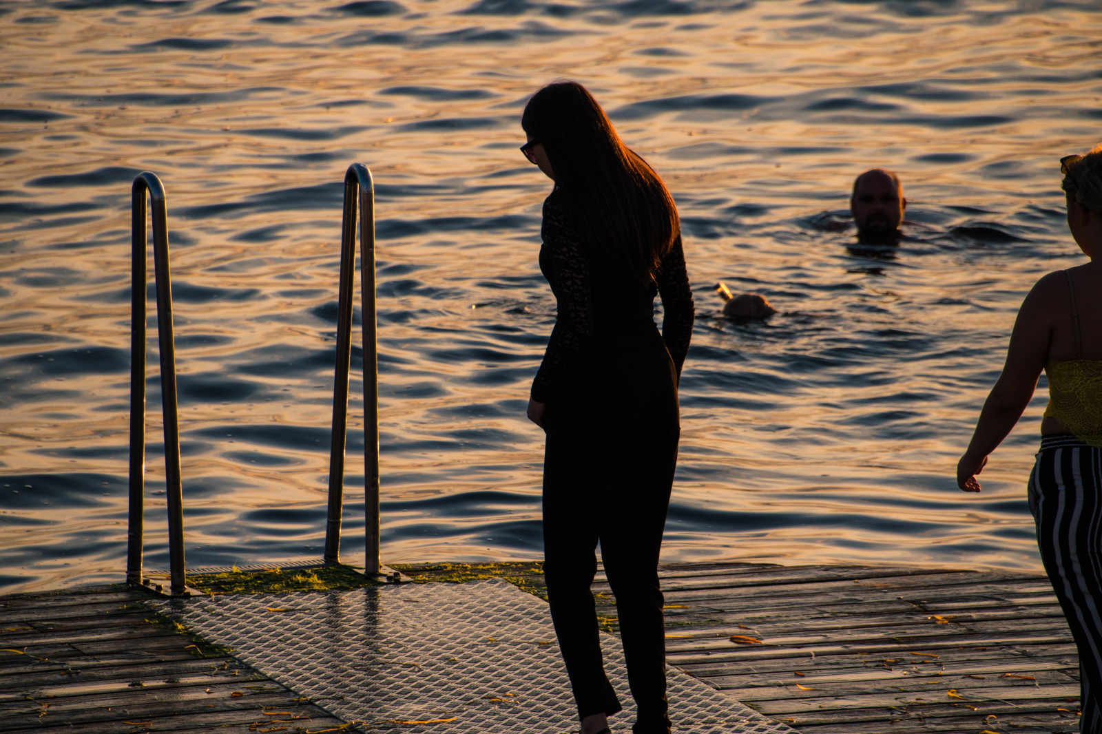 slunečnímu záření, lidé, západ slunce, moře, město, Příroda, odraz, nebe, stín, silueta, pláž, večer, ráno, pobřeží, slunce, horizont, letní, Švédsko, Evropa, soumrak, Sverige, oceán, vlna, sk nel n, se, v strahamnen, solnedg ng, vatten, siluett, Malmo, tr d cket, dřevěný, sundspromenaden, goodnightsun, m nniksor