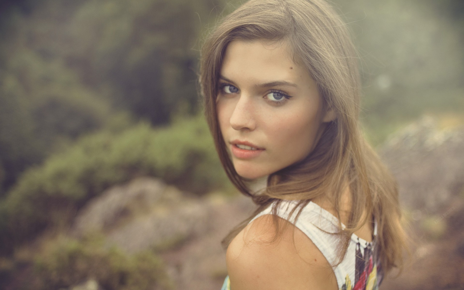 viso, luce del sole, donne, modello, ritratto, bionda, capelli lunghi, occhi blu, fotografia, sorridente, moda, capelli, emozione, Persona, pelle, capo, bambino, ragazza, bellezza, Sorriso, occhio, donna, signora, fotografia, biondo, acconciatura, fotografia di ritratto, servizio fotografico, capelli castani, arte modello, espressione facciale, avvicinamento