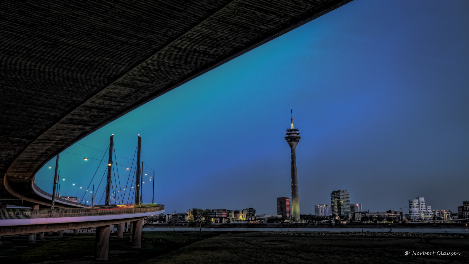Architektur, architekture, MediaHarbour, MedienHafen, Rheinturm, gehry, udekomplex GEB, thebluehour, Bluehour, blu, blaue, Stunde