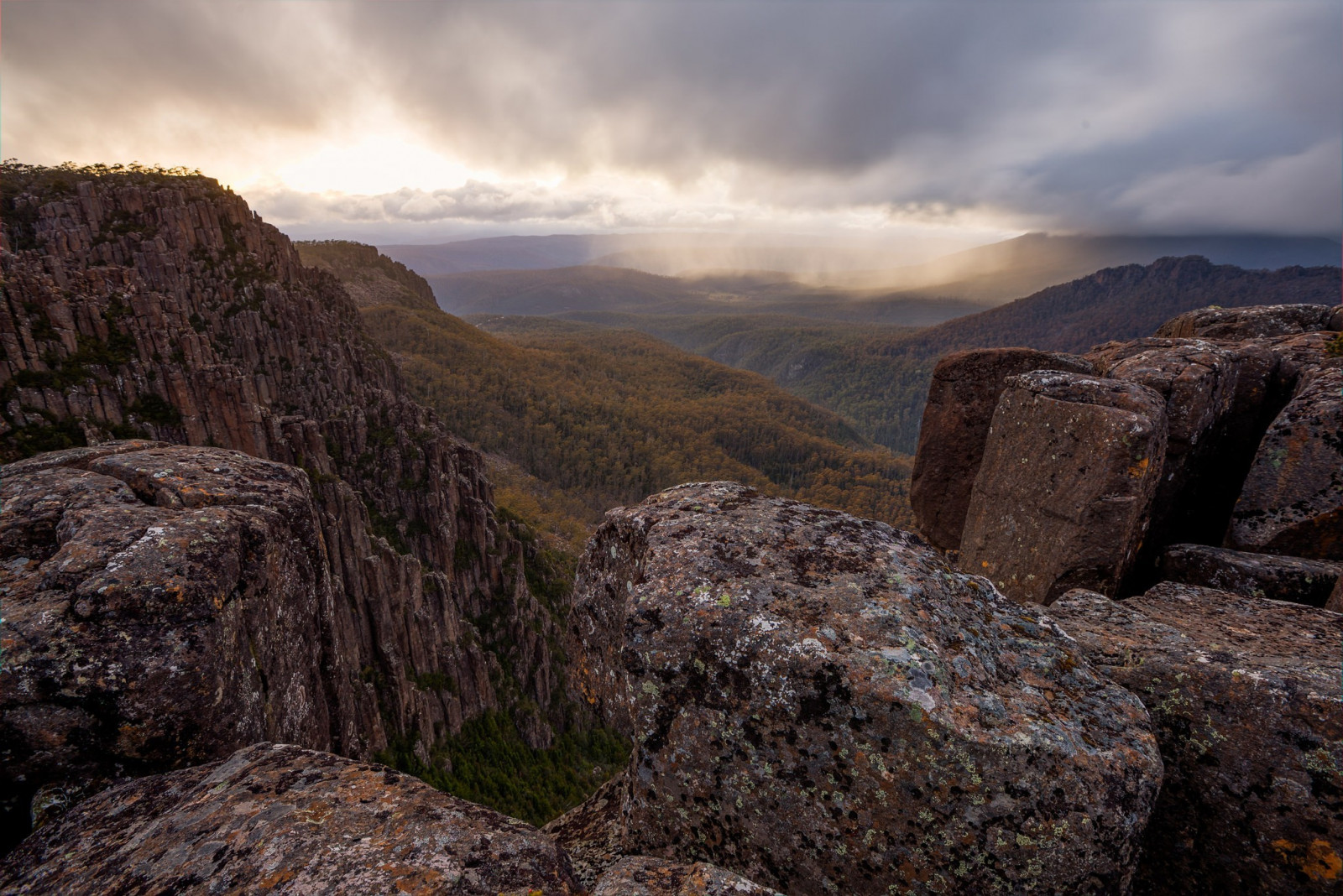 stromy, krajina, západ slunce, moře, kopec, Skála, Příroda, nebe, fotografování, mraky, mlha, pobřeží, útes, skály, divočina, vrcholek, plošina, hřbet, Terén, mrak, hora, jezero, geologie, horských reliéf, landform, geografický rys, pohoří, klesl, 2048x1368 px