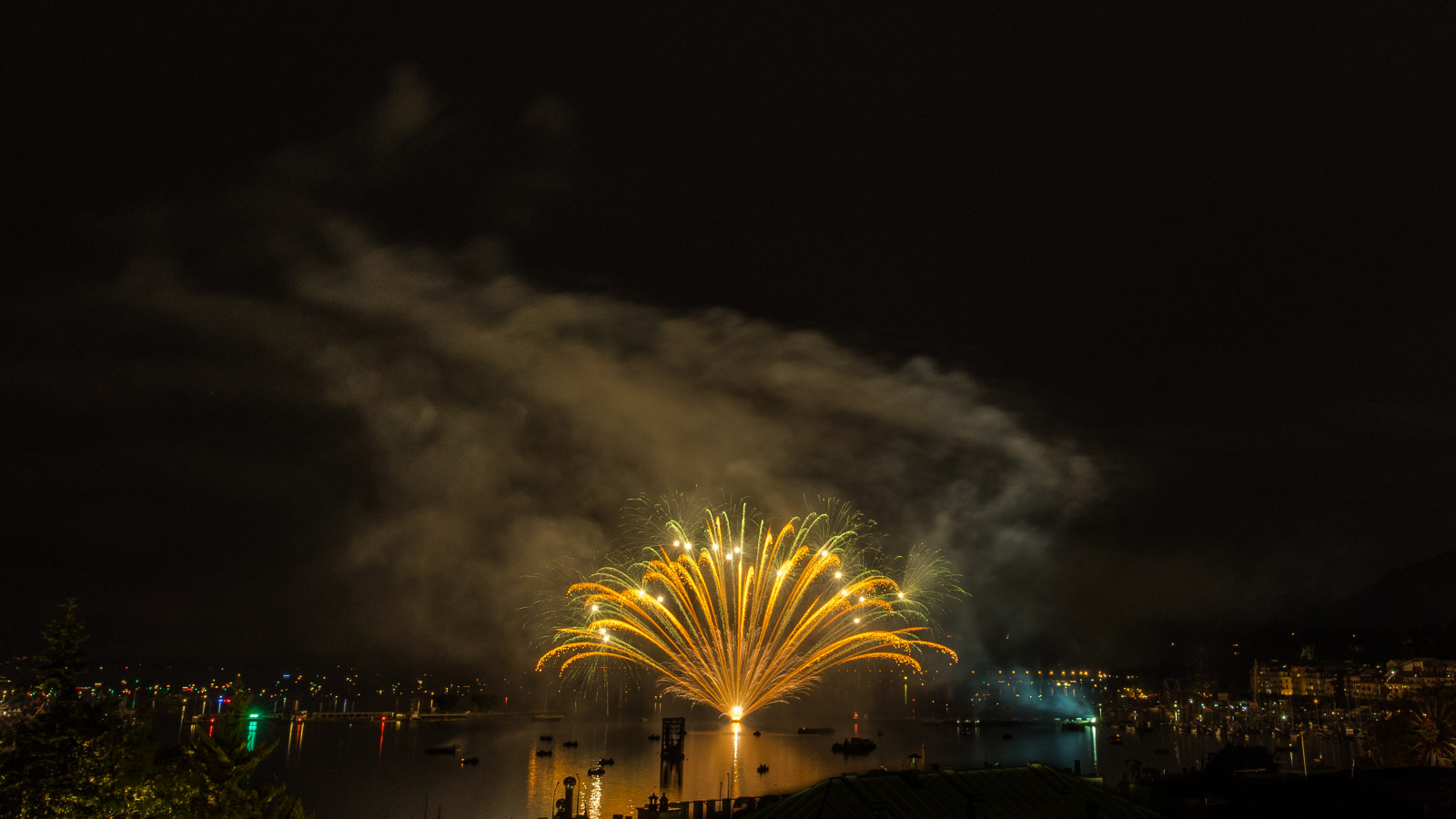 ohňostroj, nebe, Příroda, noc, panoráma města, událost, Atmosféra Země, tma, atmosféra, město, Nový Rok, jev, osvětlení, metropole, slavnost, mrak, public event, turistická atrakce, panoráma, Metropolitní oblast, večer, půlnoc, Nový rok, rekreace, festival, počítač tapeta
