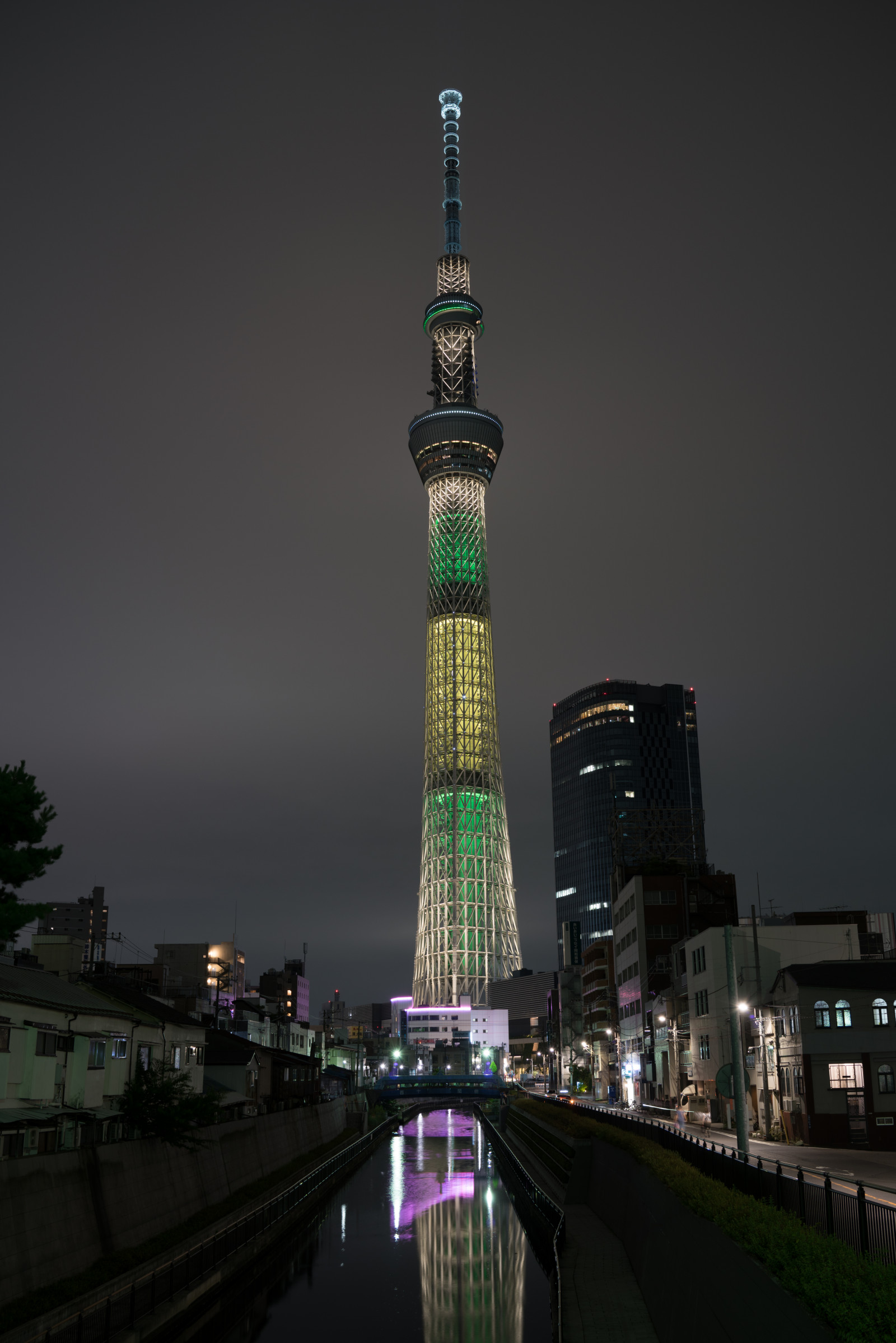 Japonsko, město, panoráma města, noc, architektura, odraz, panoráma, mrakodrap, večer, věž, Sony, soumrak, metropole, Tokio, RX1R, jp, Skytree, světlo, mrak, centrum, zakalený, osvětlené, osvětlení, osvětlení, CC, Zeiss, mezník, Tokyo Sky Tree, rx, rx1, rx1rm2, rx1rmark2, CreativeCommons, braziliannationalflag, olympijský, urban area, Atmosféra Země, Metropolitní oblast, lidské osídlení, panelový dům