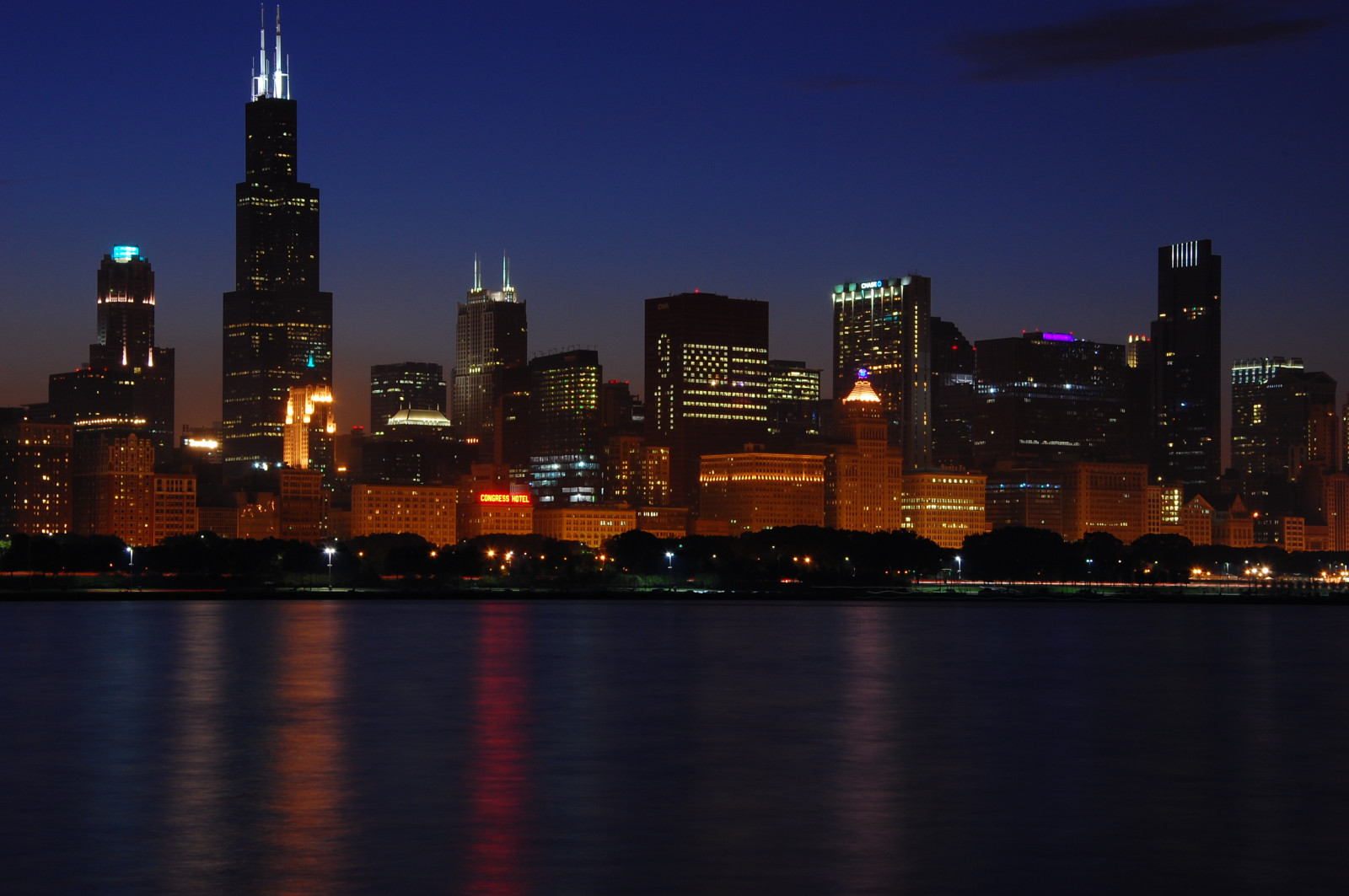 nightphotography, Chicago, odrazy, krajiny, ISO200, Illinois, Nikon, Středozápad, mrakodrapy, searstower, 911, města, Pohledy na město, Michiganské jezero, lakeshoredrive, nightshots, september11, Southloop, Congresshotel, Pinoy, Downtownchicago, Cook County, Noční, urbanscapes, Secondcity, nightscenes, Adlerplanetarium, větrné město, longexposures, chicagoist, 15podporu expozice, Nightexposs, Vzpomínka911, d40, wetreflections, Cityofchicago, Urbanskylines, 911tribut, Cityofbigshoulders, sooc, Budování, Solidaritydrive, Světelné světla, Autowb, manualmodeexposure, Willis Tower, setholiver1, Chikagoskylinů, Aperturef220, 18105mmnikkorlens, Nocturneimages, Kuličkové hlavy byly vyměněny, Timedelaytriggeredshot, Vrmodeoff, Nohy