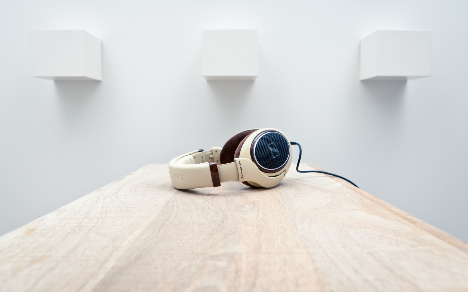 wit, muur, tafel, hout, hoofdtelefoons, merk, Hi Tech, hand-, sieraden, schoeisel, modeaccessoire, Sennheiser HD 598
