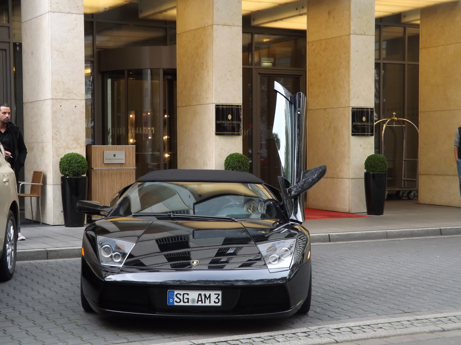 ยานพาหนะบก, รถ, ยานพาหนะ, ดำ, ซูเปอร์คาร์, รถสปอร์ต, การออกแบบยานยนต์, รถหรู, ถนน, ประสิทธิภาพรถ, การถ่ายภาพ, รถหรูส่วนบุคคล, ถนน, ภายนอกยานยนต์, ทะเบียนรถยนต์, Lamborghini, รถครอบครัว, อาคาร, แสงยานยนต์, ล้อ, กีฬายูทิลิตี้รถ, รถแข่ง, ที่จอดรถ, Mercedes Benz