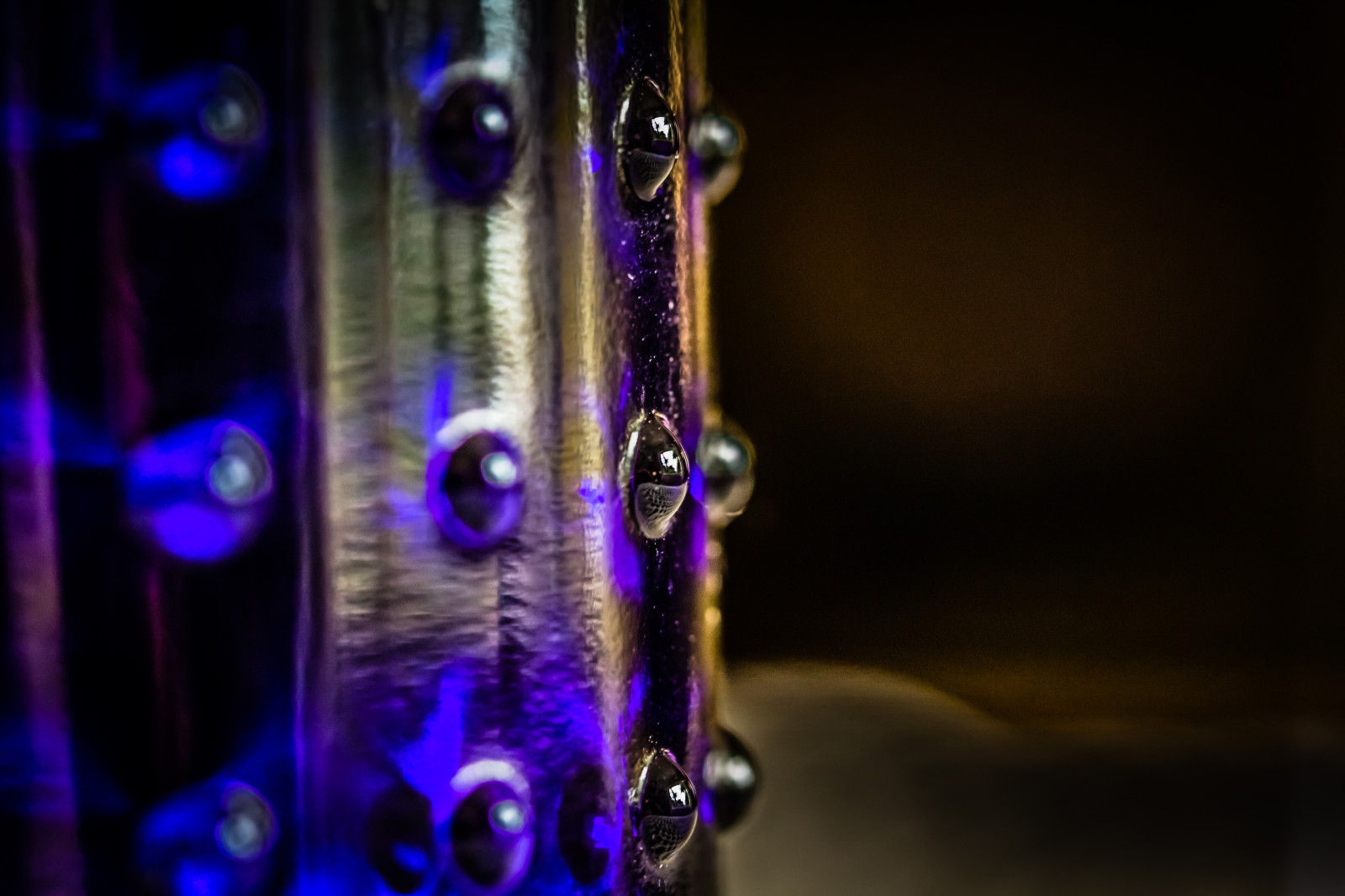 vand, lilla, blå, glas, Canon, lys, flaske, belysning, mørke, 60mm, 60d, tæt på, makrofotografering, bump, dalek, kobolt, doctorwho, drwho, ujævn