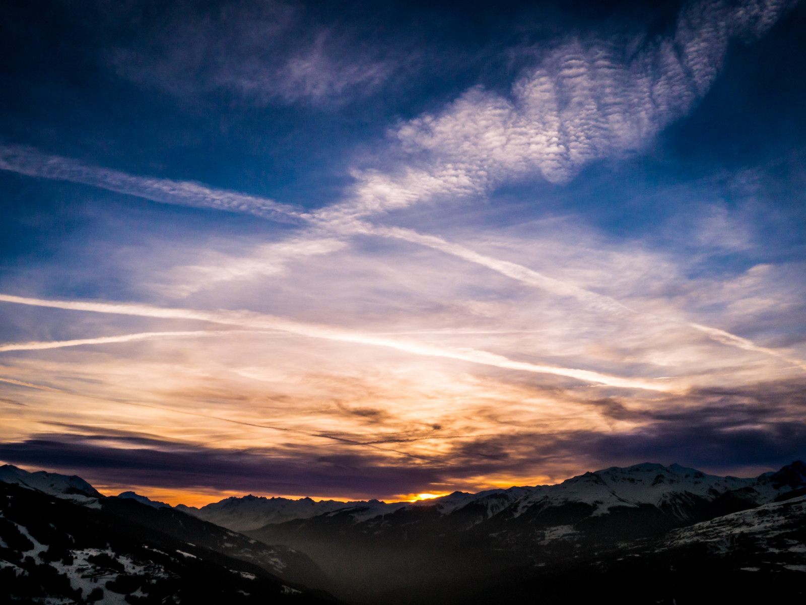 slunečnímu záření, krajina, západ slunce, kopec, Příroda, nebe, zima, svítání, žlutý, modrý, večer, ráno, slunce, horizont, atmosféra, Francie, soumrak, Alpy, mount scenérie, opar, vrcholek, mrak, strom, mlha, hora, svítání, de, Soleil, ciel, montagne, coucher, bleu, oblak, brouillard, během dne, žlutá, mlha, vysočina, alpes, sommet, počítač tapeta, Atmosféra Země, odlesk, geologický fenomén, červená obloha v dopoledních hodinách, pohoří, ledová landform, meteorologický jev, klesl, kupa, jev, Chainemontagneuse