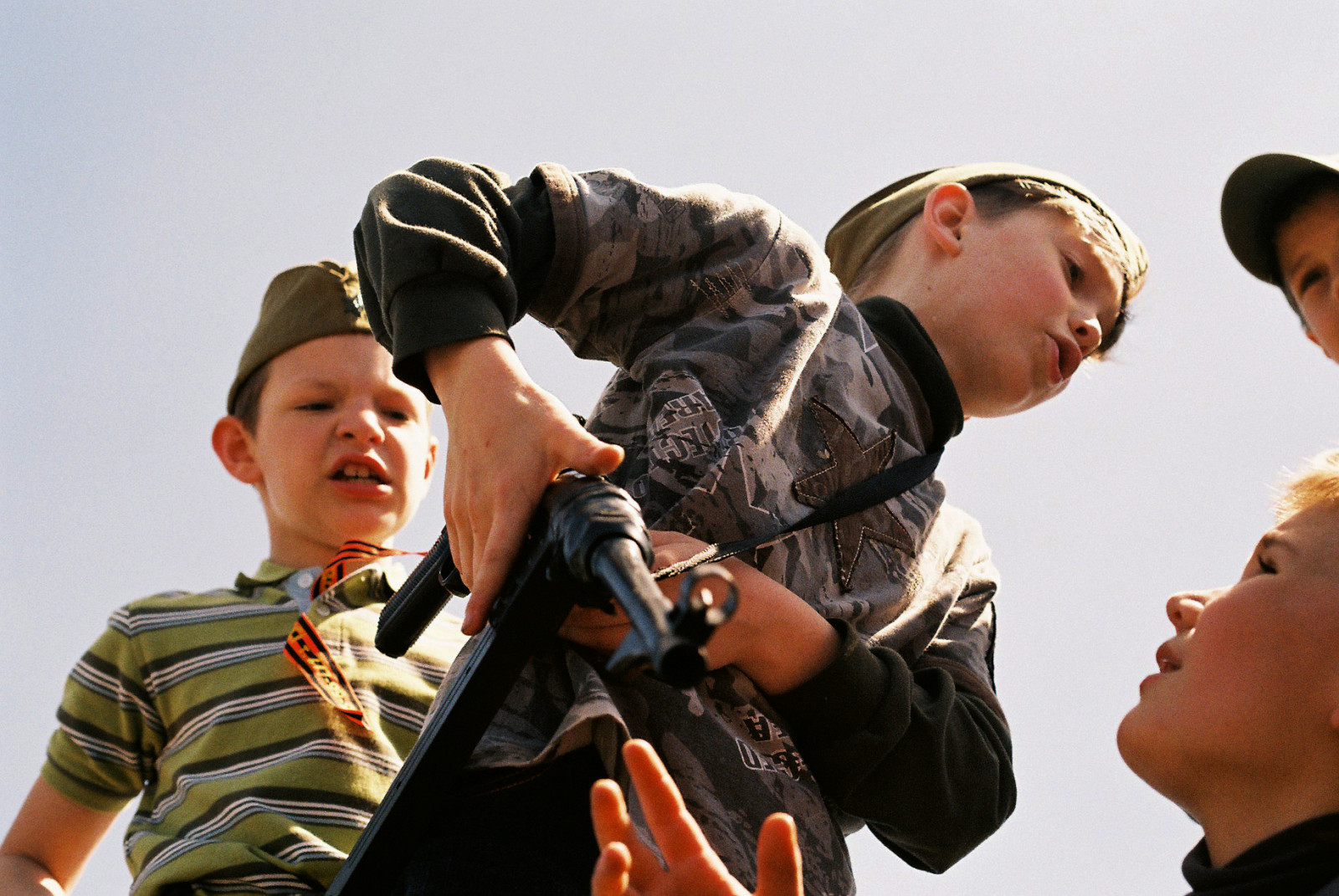 hrací, Veřejnost, delete10, delete9, delete5, delete2, dítě, válka, pistole, delete6, delete7, upřímný, streetphotography, SAVE3, 9, delete8, delete3, save7, save8, vymazat, delete4, Uložit, SAVE2, Ukrajina, save9, save4, save5, save10, save6, delete11, Kyiv, hcsp, save11, save12, childsoldier, deletedbydeletemeuncensored, thomdavies