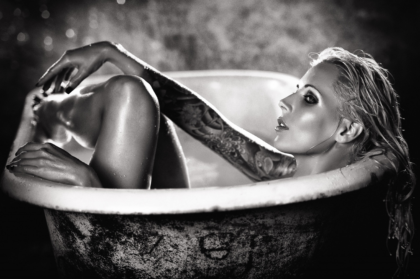 wit, zwart, vrouw, monochroom, model-, portret, fotografie, tatoeëren, nat, bad, emotie, Persoon, TJ Scott, Trisha Lurie, meisje, schoonheid, vrouw, dame, fotograaf, duisternis, zwart en wit, zwart-wit fotografie, portretfotografie, fotoshoot, zwarte film, wisselwerking