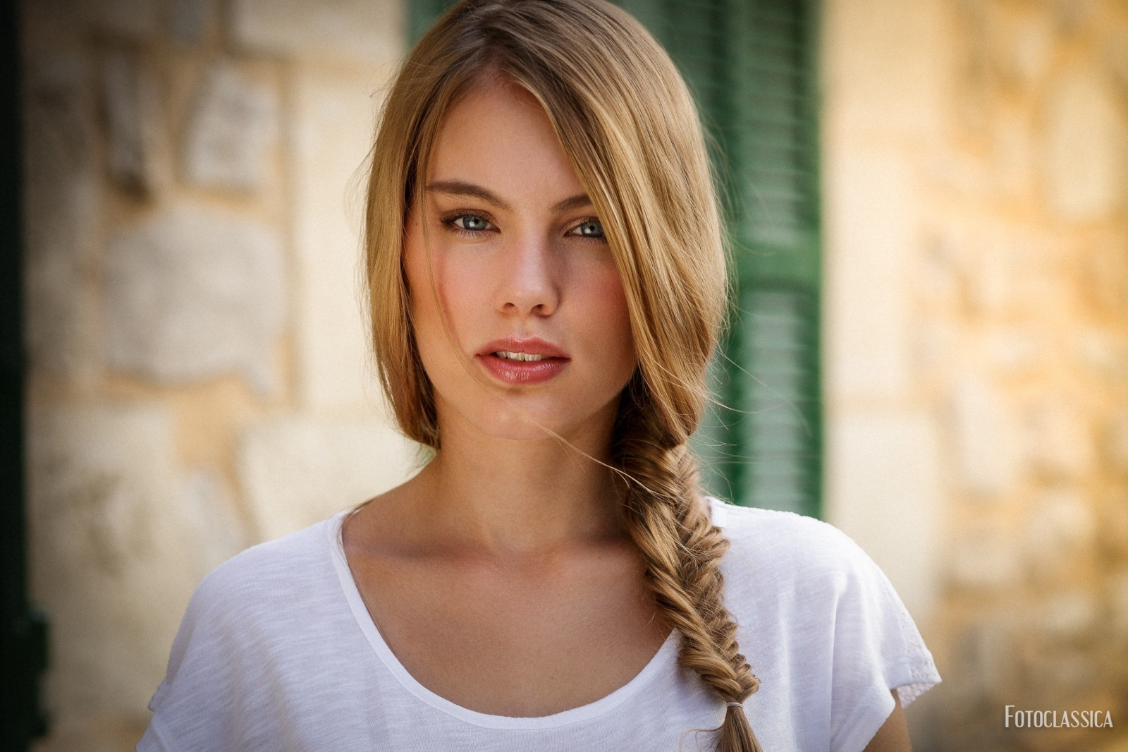 Hintergrundbilder Frau, blond, blaue Augen, weißes Hemd, Blick auf Betrachter, Gesicht