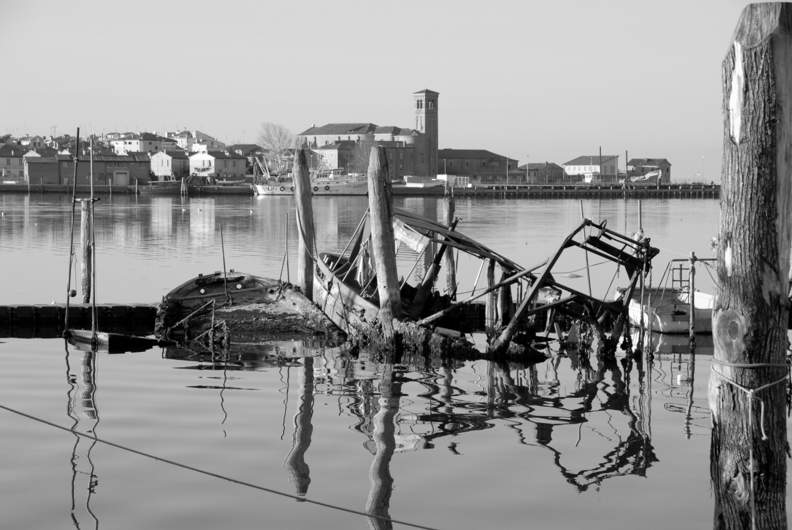 Evropa, Europa, Itálie, Italia, veneto, benátský, laguna, laguna, Chioggia, Venezia, acqua, voda, Paese, městský, panoráma, relitto, vrak, barca, loď, foto, fotografie, tělesné, Černá, bílý, biancoenero, 2017, Nikon, Sottomarina, zničený, affondato
