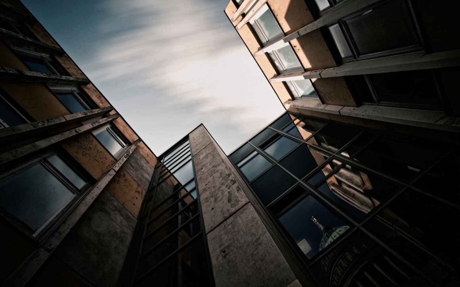 światło słoneczne, okno, noc, architektura, budynek, odbicie, niebo, symetria, drapacz chmur, niebieski, metropolia, lekki, kształt, ciemność, fasada, zrzut ekranu, obszar miejski