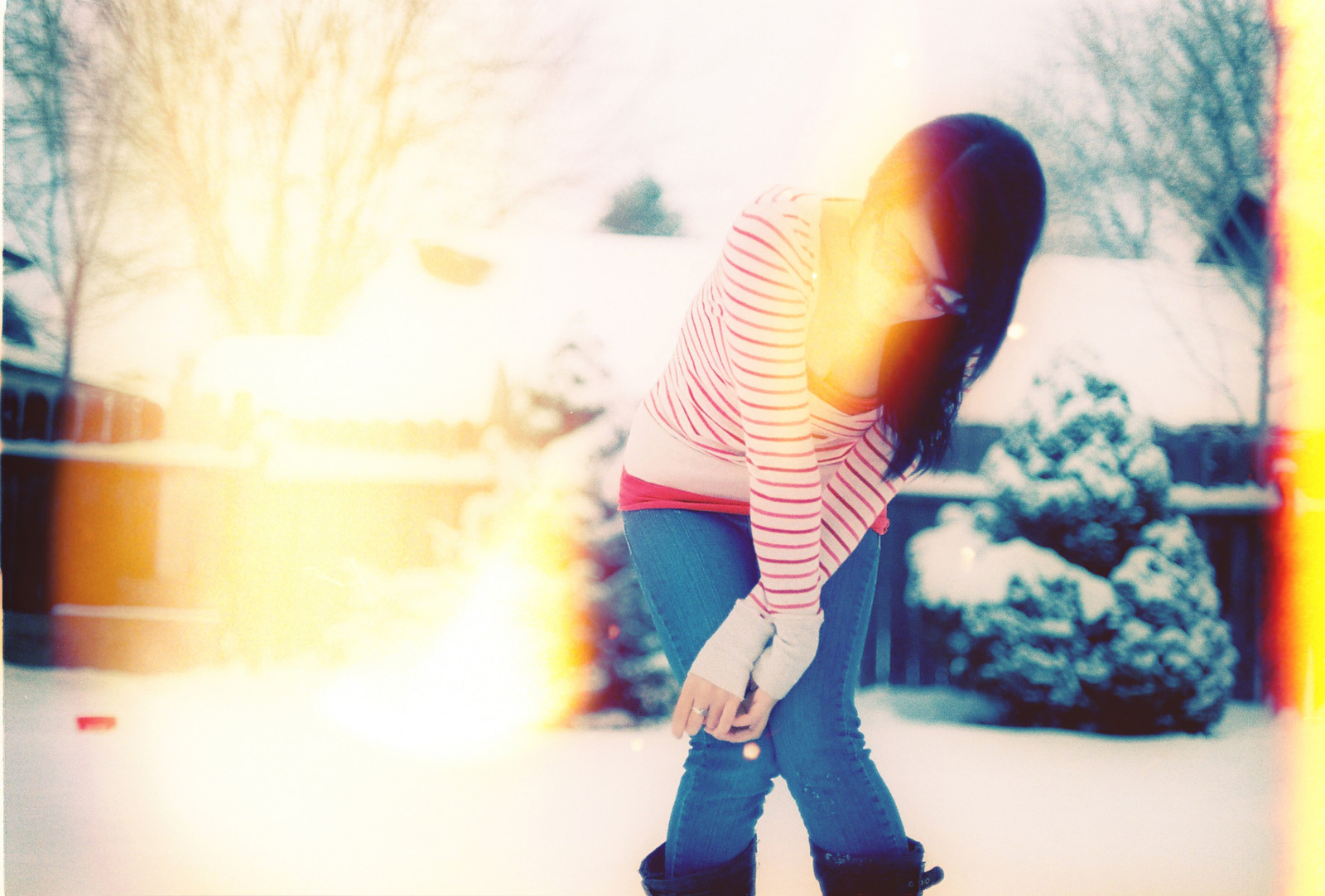 slunečnímu záření, městský, Červené, sníh, zima, fotografování, žlutý, led, Studený, Kánon, svetr, stojící, pruhovaný, růžový, pruhy, štěstí, zmrazení, oblečení, kloub, světlo, barvy, chladný, dívka, ruka, zábava, noha, fotografie, film, indie, 800, AE1, úniky