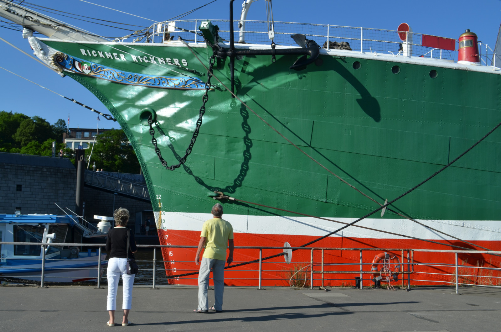 lidé, ženy, nebe, pár, Hamburg, struktura, plachtění, venkovní, muž, ženský, deutschland, stpauli, modrá obloha, turista, mužský, langzeitbelichtung, historicalcity, nákladní doprava, nábřežní, sailingvessel, segelschiff, plachetnice, landingstage, touristcity, Rickmerricků, Landungsbrucken, Threemastedbarque, Muzejnictví, Built1896, Landingpontoon, Hamburgwaterfronts