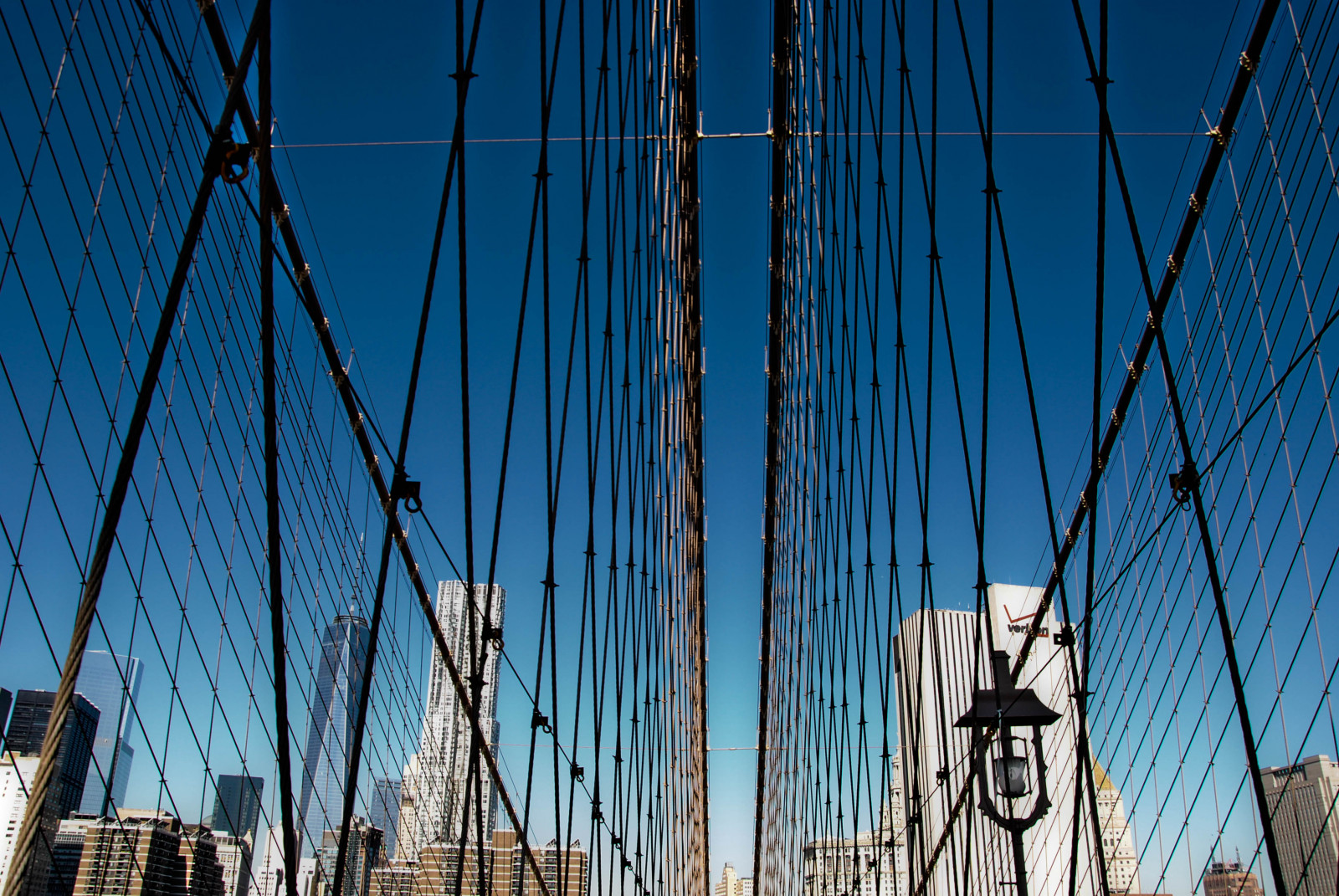 by, bybilledet, arkitektur, afspejling, skyline, skyskraber, blå, aften, bro, USA, Manhattan, metropol, elektricitet, Brooklyn, downtown, cityview, bygninger, NewYork, os, skyskrabere, Brooklyn Bridge, linje, mast, milepæl, facade, byområde, højhus, skråstagsbro