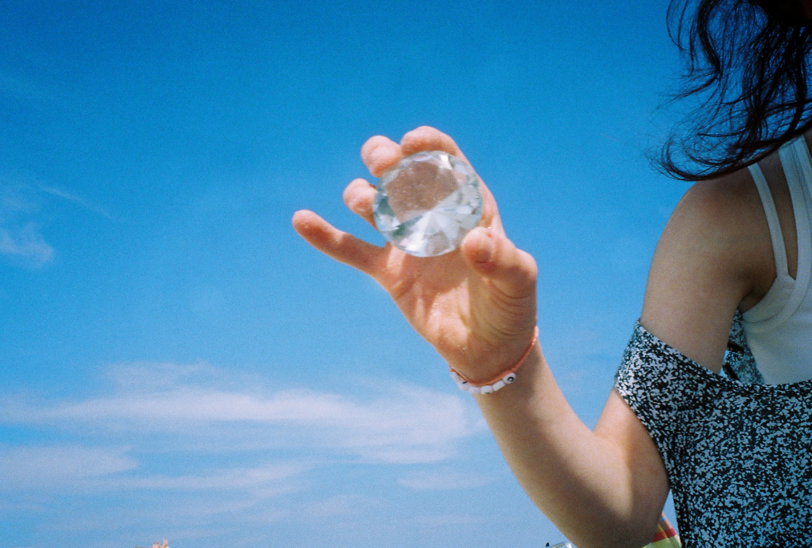 slunečnímu záření, moře, voda, nebe, pláž, modrý, nádrž, letní, štěstí, prsty, 35MM, dovolená, malíček, Klenot, mrak, dívka, ruka, zábava, prst, film, chloupky, během dne, paže, košile, American Apparel, vrcholy