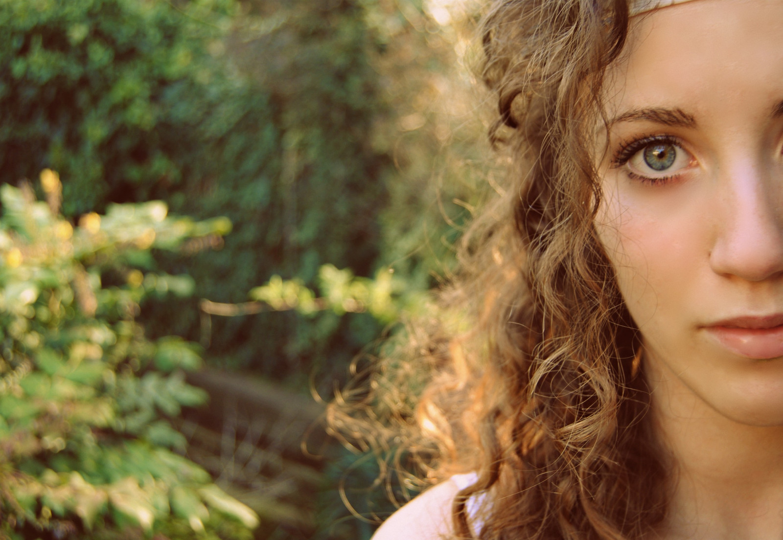 tvář, slunečnímu záření, portrét, oči, zahrada, dlouhé vlasy, tráva, rostliny, zelená, černé vlasy, jednoduchý, vlasy, bledý, nos, jaro, teplý, čistý, světlo, strom, list, dívka, krása, málo, usměj se, oko, mladý, polovina, já, kudrnatý, s, Boho, vyzvědač, portrétní fotografie, hnědé vlasy, megandgrace, odříznout