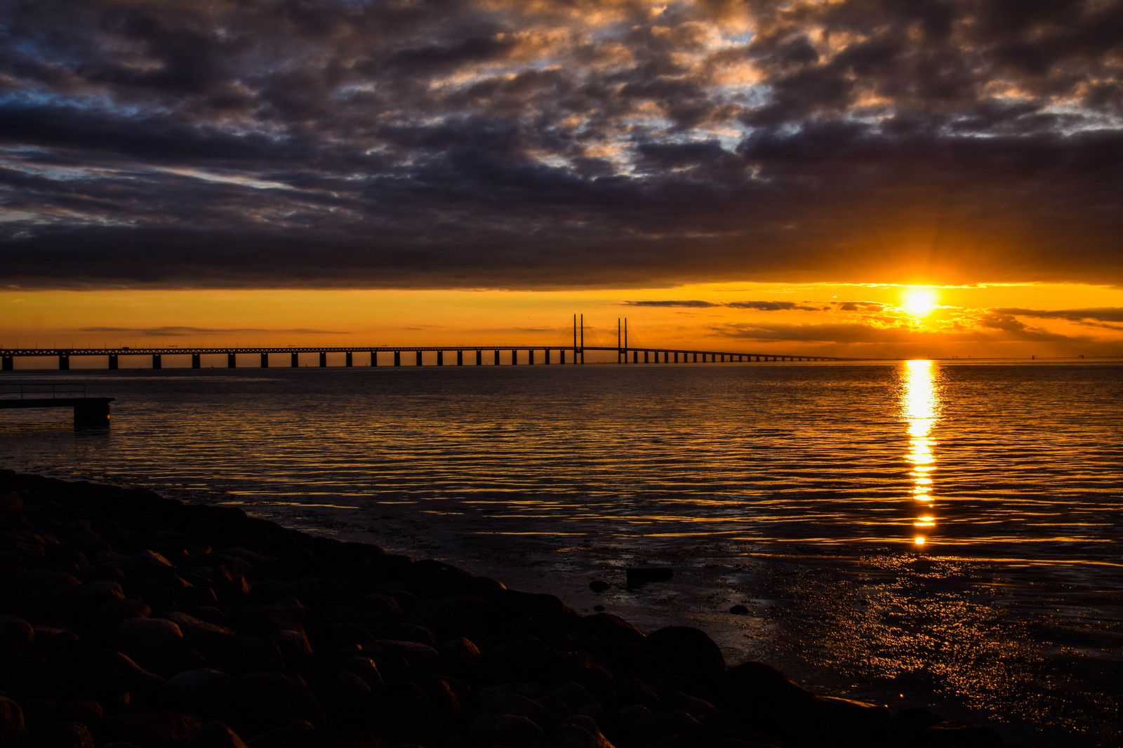 sollys, solnedgang, hav, vand, natur, kyst, afspejling, himmel, skyer, strand, solopgang, aften, morgen, kyst, bro, Sol, horisont, Sverige, Europa, skumring, Sverige, Sky, daggry, udendørs, ocean, bølge, sk nel n, SE, spegling, himmel, resund, streng, solnedg ng, horisont, resundsbron, Moln, malmø, Sibbarp, resundbridge, efterglød