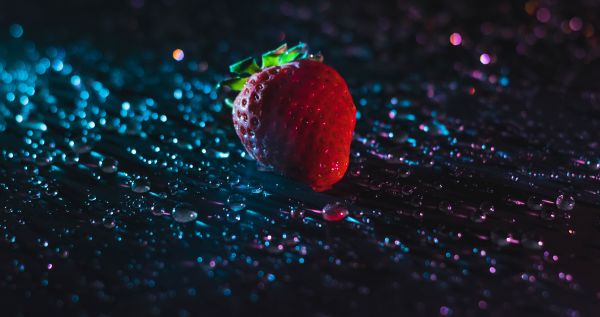 drops,closeup,strawberry