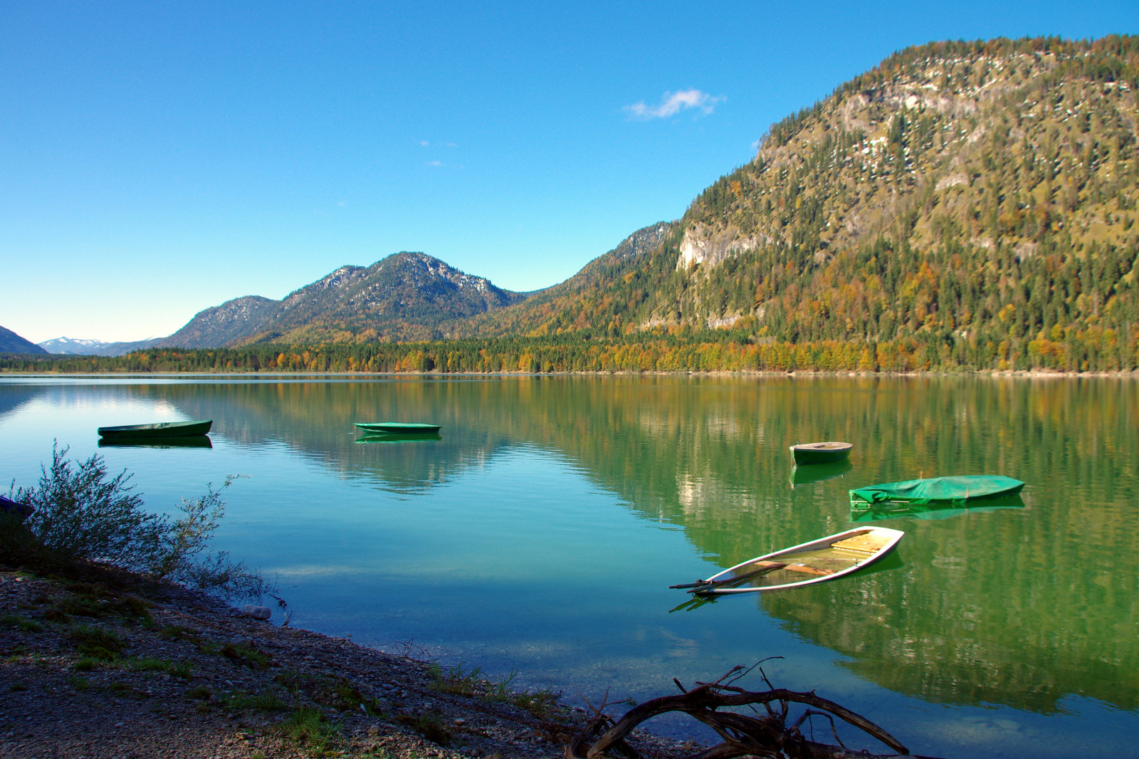 krajina, podzim, moře, záliv, jezero, voda, Příroda, odraz, Německo, divočina, Alpy, Bavaria, pentax, podzim, hora, mygearandme, odrazy, K5, lodě, deutschland, nádrž, vidět, mygearandmepremium, mygearandmebronze, bayern, Baviera, Herbst, Sylvensteisee, slicesoftime, spiegelung, jezero, tělo z vody, pohoří, sylvensteinstausee