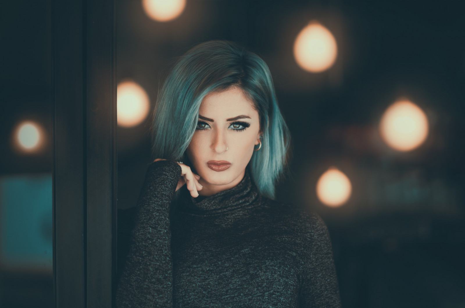 ใบหน้า, ผู้หญิง, โมเดล, แนวตั้ง, ย้อมผม, วงแหวนจมูก, การถ่ายภาพ, สีน้ำเงิน, แฟชั่น, เบา, หญิงสาว, ความงาม, ความมืด, การถ่ายภาพบุคคล, การถ่ายภาพ, ผมสีน้ำตาล