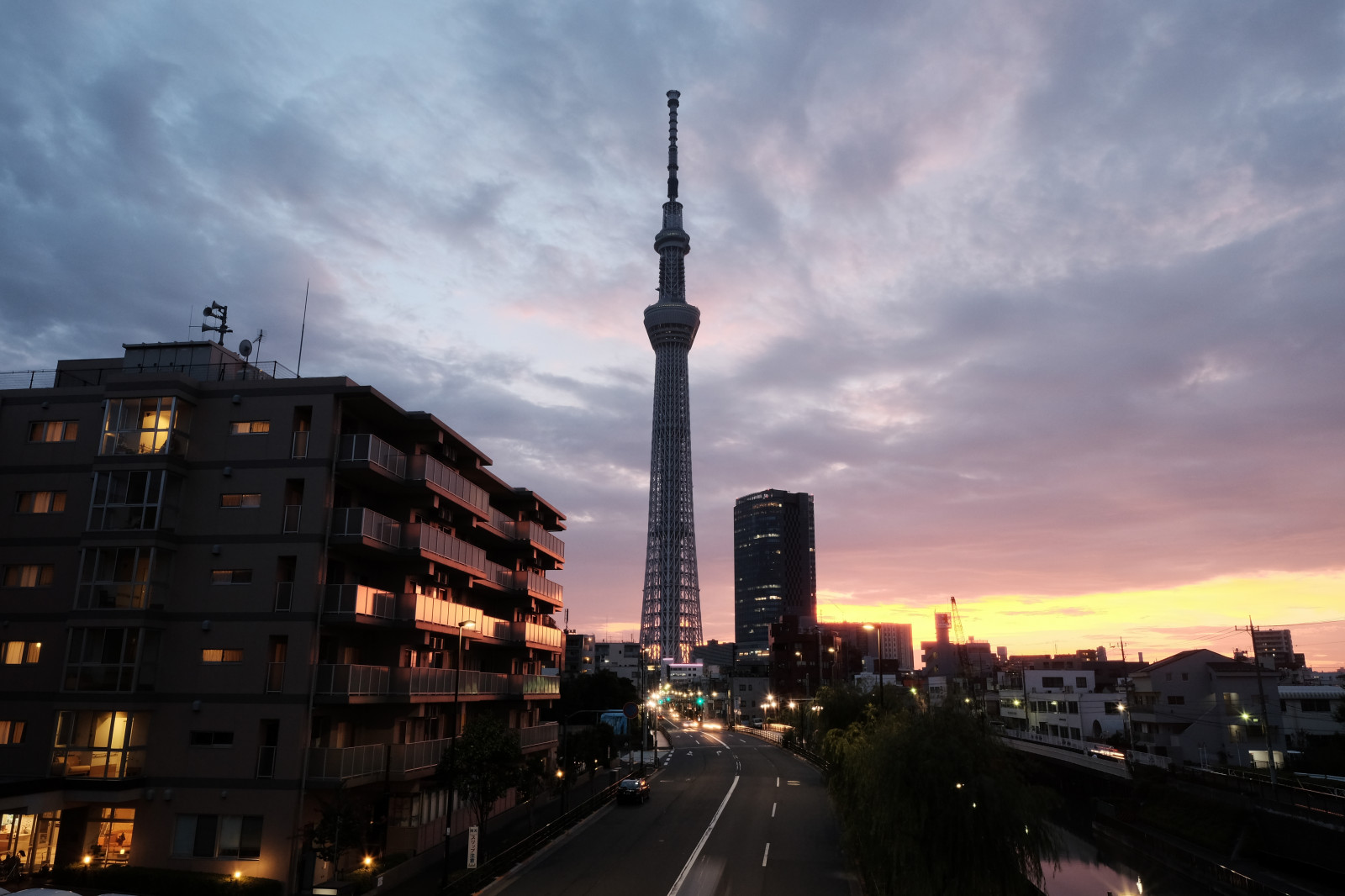 západ slunce, město, panoráma města, noc, nebe, silnice, panoráma, mrakodrap, večer, ráno, věž, horizont, soumrak, metropole, Tokio, Fujifilm, jp, Skytree, mrak, centrum, zakalený, svítání, fuji, Fujinon, mezník, Tokyo Sky Tree, xf16mmf14rwr, xf16mm, urban area, Metropolitní oblast, lidské osídlení, obytný prostor, panelový dům