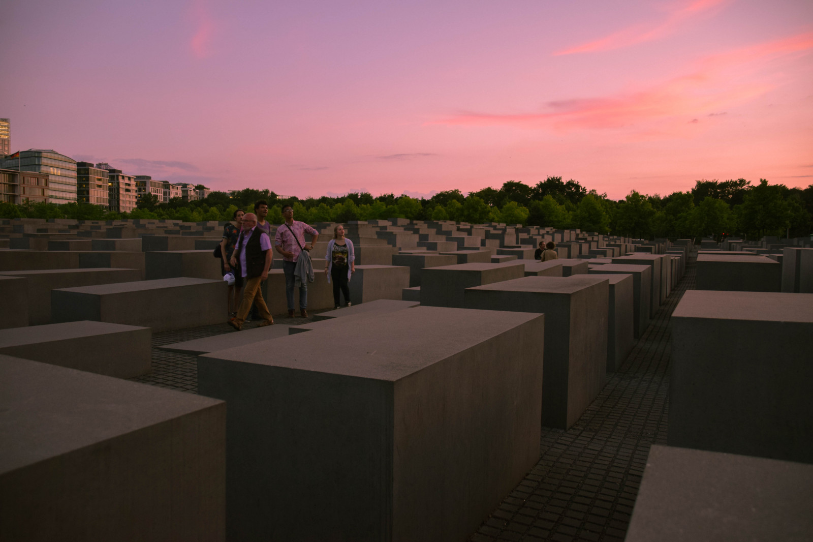 lidé, západ slunce, ulice, nebe, večer, Německo, letní, Evropa, Berlín, památník, venkovní, budovy, de, nebe, Německo, deutschland, memorialtothemurderedjewsofeurope, twiight, Snímek obrazovky