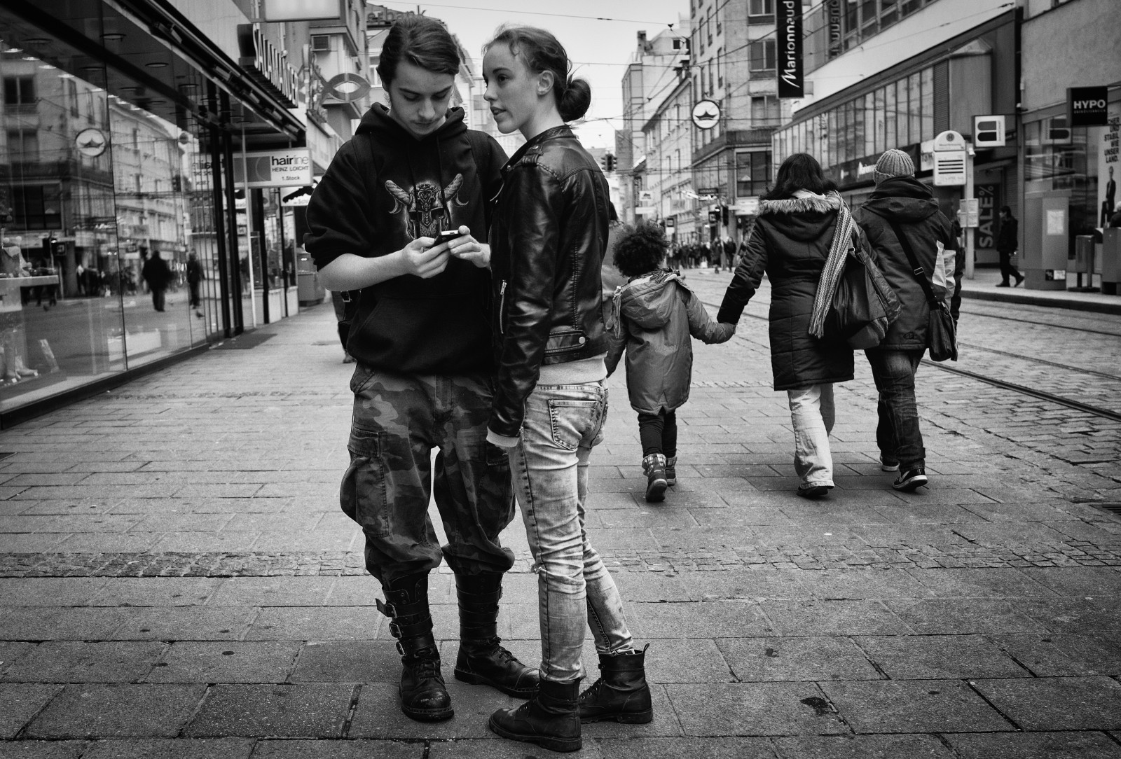 bílý, Černá, černobílý, město, ulice, silnice, fotografování, Sony, stojící, Rakousko, 35MM, RX1R, infrastruktura, Linz, pěší, strom, dítě, dívka, tělesné, muž, zábava, člověk, styl, fotografie, dav, rx1, mužský, monochrom, momentka, ASPH, rekreace, urban area, Černý a bílý, monochromatické fotografování, veřejný prostor, na ulici, sonyrx1, Oesterreich, Oberoesterreich, Grabner, grabnerfoto, Sonyrx1r, 235mmasphericalii, human behavior