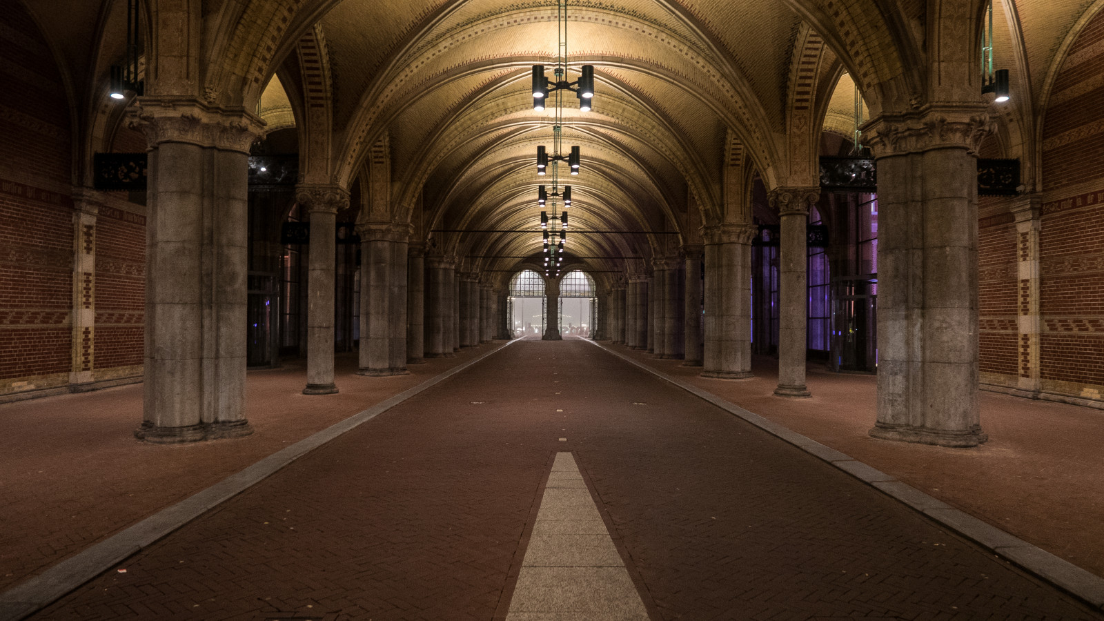 oblouk, mezník, infrastruktura, struktura, světlo, sloupec, architektura, pasáž, osvětlení, symetrie, noc, ulička, budova, turistická atrakce, nebe, tma, katedrála, město, krypta