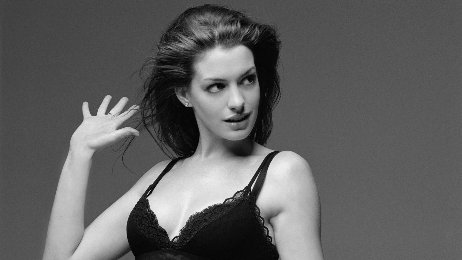 bianca, nero, donne, monocromo, modello, ritratto, capelli lunghi, fotografia, cantante, attrice, vestito, moda, capelli, Anne Hathaway, Persona, top model, ragazza, bellezza, donna, signora, acconciatura, 1920x1080 px, bianco e nero, fotografia in bianco e nero, fotografia di ritratto, servizio fotografico, arte modello, professione