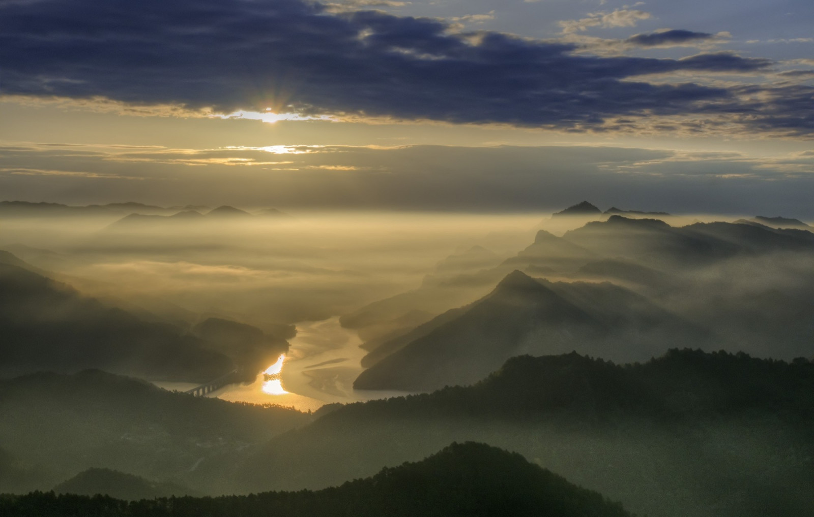 slunečnímu záření, krajina, hory, západ slunce, kopec, Příroda, nebe, mraky, svítání, večer, ráno, mlha, most, řeka, sluneční paprsky, horizont, atmosféra, údolí, soumrak, mrak, mlha, hora, počasí, svítání, prostý, atmosférický jev, horských reliéf, pohoří, meteorologický jev