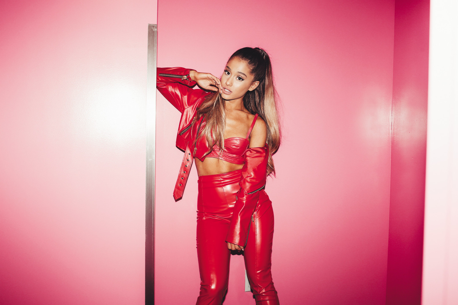 donne, modello, capelli lunghi, brunetta, rosso, giacca, reggiseno, Latinas, ghette, biancheria intima, sfondo rosa, pelle, rosa, vestiti rossi, Ariana Grande, occhi scuri, capi di abbigliamento, bellezza, signora, muscolo, servizio fotografico, indumento intimo, modella fetish