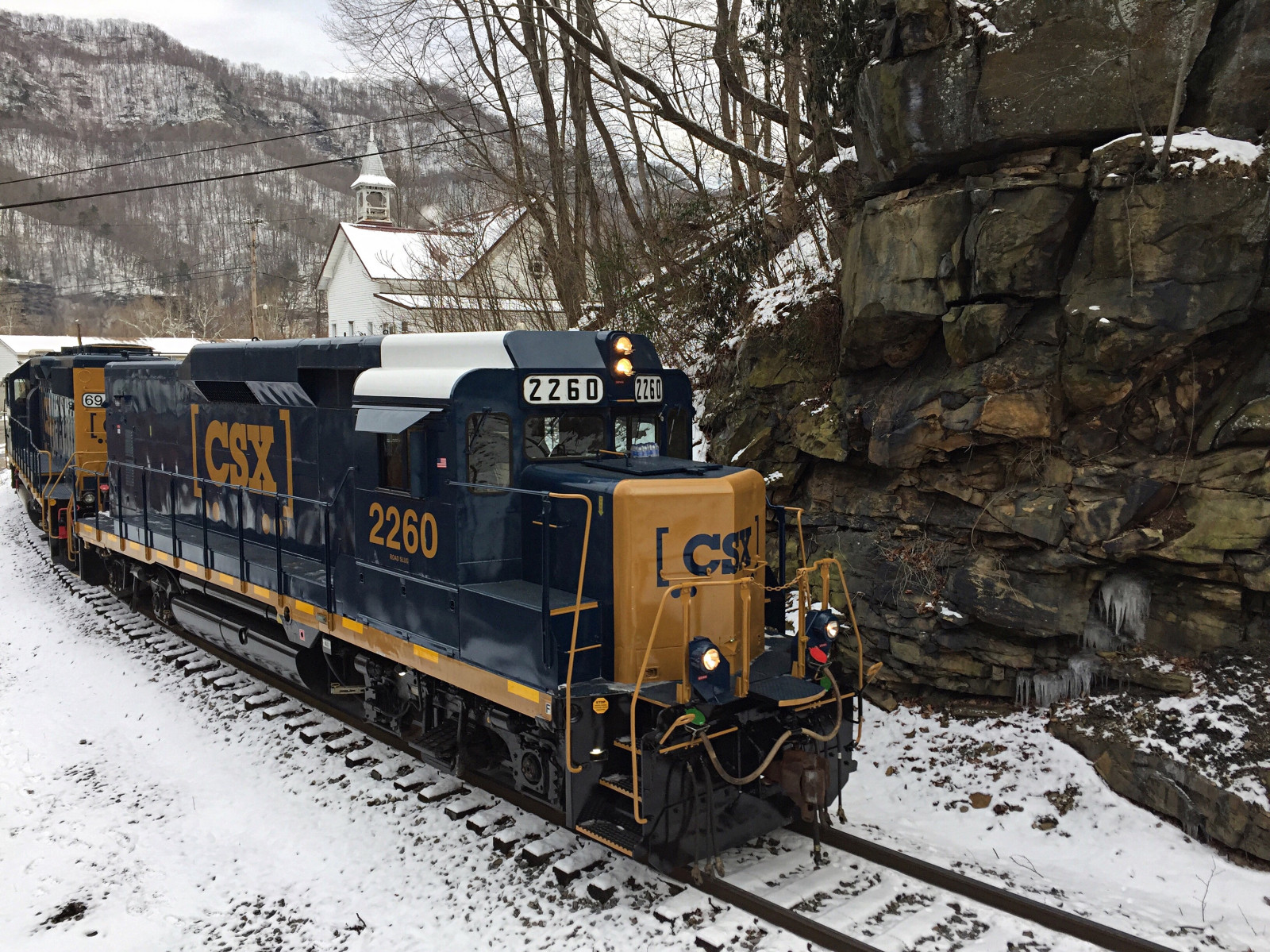 voda, Skála, sníh, zima, vozidlo, vlak, železnice, ocel, kov, doprava, lokomotiva, zmrazení, říše divů, slimák, motor, venkovský, Virginie, západ, strom, železnice, hluboký, rostlina, železo, místní, dráha, přeprava, CSX, střih, tranzit, motorová nafta, náklad, průmysl, wv, motorové vozidlo, veřejná doprava, železniční doprava, kolejová vozidla, železniční vůz, EMD, hluboká voda, appalachia, Csxt, Vaco, Gp30