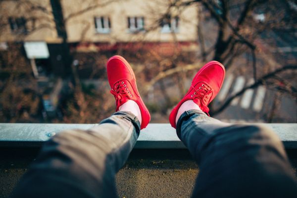 red,legs,depth of field,rooftops,emotion,spring