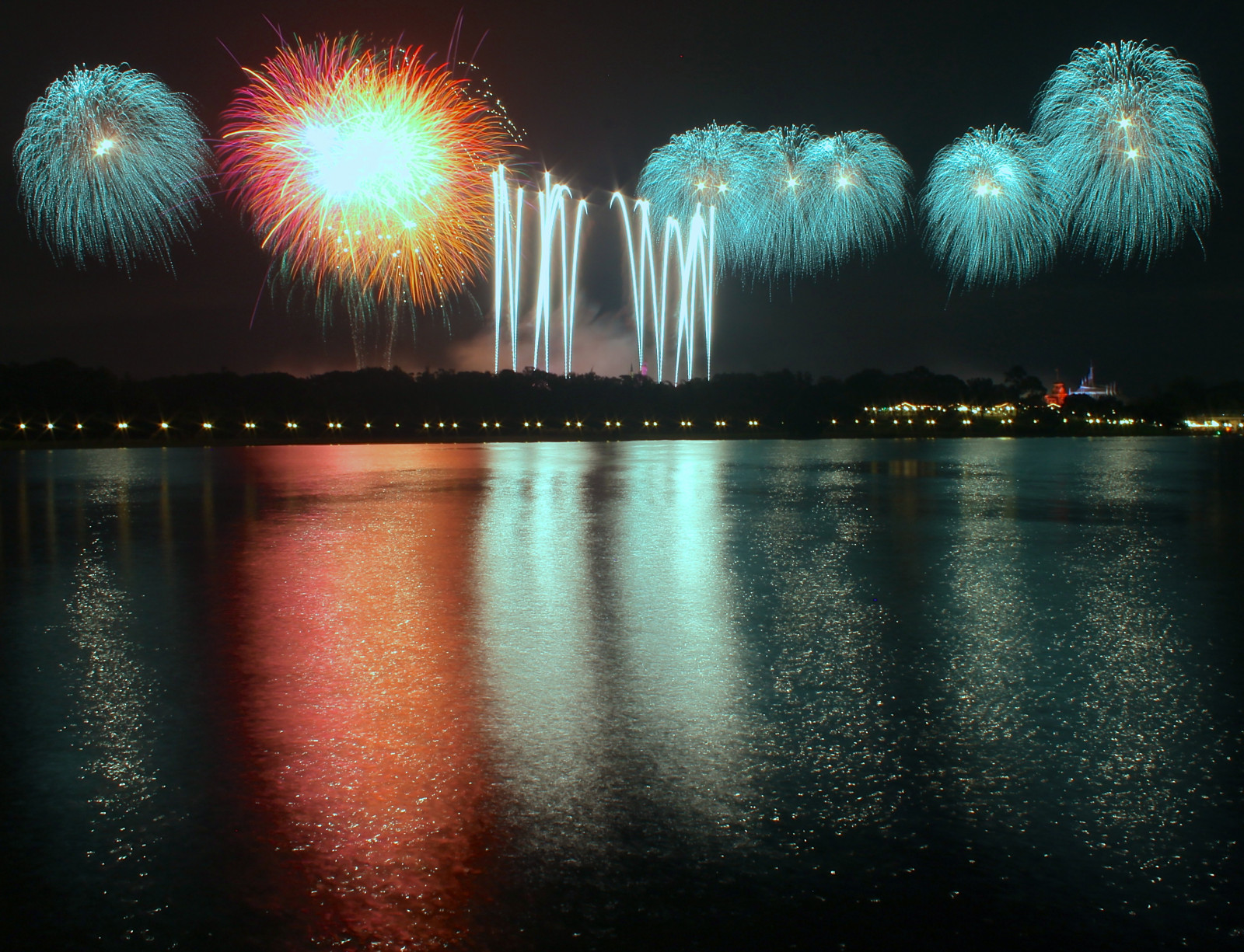 ohňostroj, odraz, událost, nebe, voda, Atmosféra Země, noc, slavnost, osvětlení, Nový Rok, public event, Nový rok, půlnoc, rekreace, tma, svět, večer, panoráma města, festival, počítač tapeta