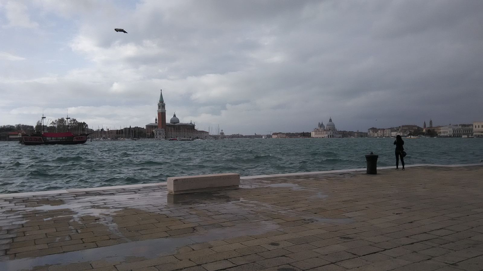 mrak, voda, nebe, pták, budova, horizont, pláž, město, jezero, mořská vlna, věž, pobřeží, vítr, oceán, pobřeží, kupa, vlna, večer, mořský pták, Cestovní ruch, dovolená, povrch vozovky, zima, kanál, spirála, moře, slapy, panoráma, panoráma města