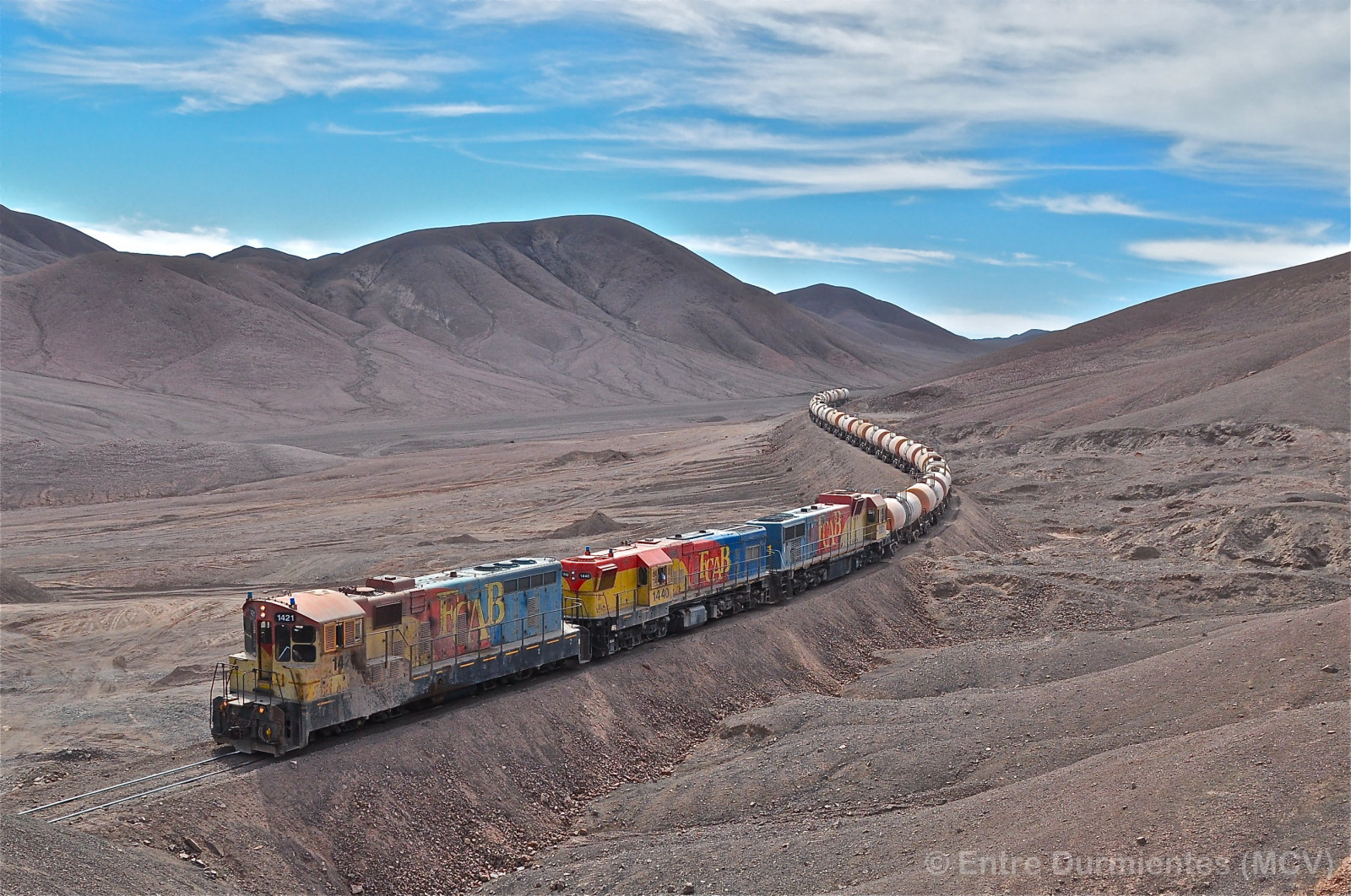 doprava, dráha, nebe, hora, horských reliéf, vysočina, železniční doprava, kopec, vlak, vozidlo, pohoří, mrak, krajina, Terén, ekoregion, horský průsmyk, Liparské landform, údolí, horizont, klesl, plošina, prostý, písek