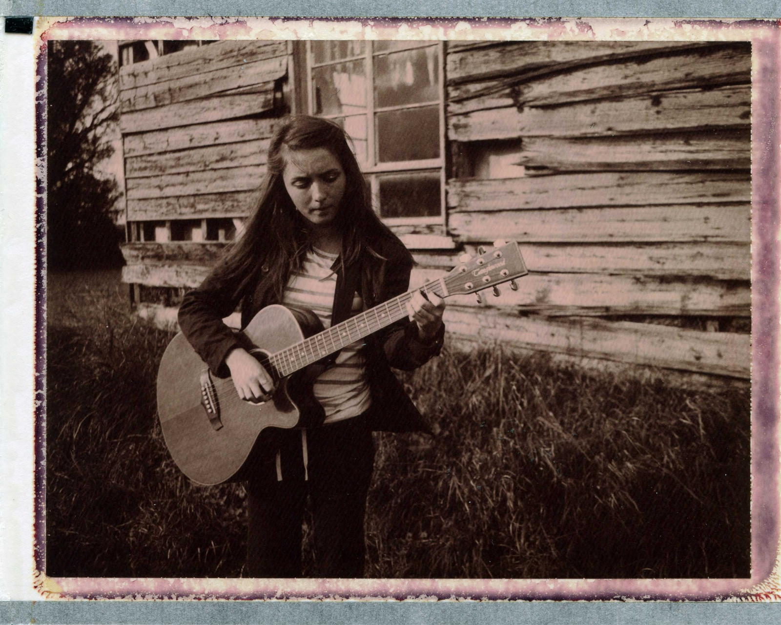 kytara, hudební nástroj, fotografování, hudba, čokoláda, Polaroid, dívka, fotografie, analog, momentka, peelapart, 100packfilm, believeinfilm, snapitseeit, drnkací nástroj, strunný nástroj, paulgiambarba, impossibleproject, 250automaticlandcamera, Fenland, Dívka s kyticí, Fenlandhouse, human behavior, vintage clothing, musical instrument accessory