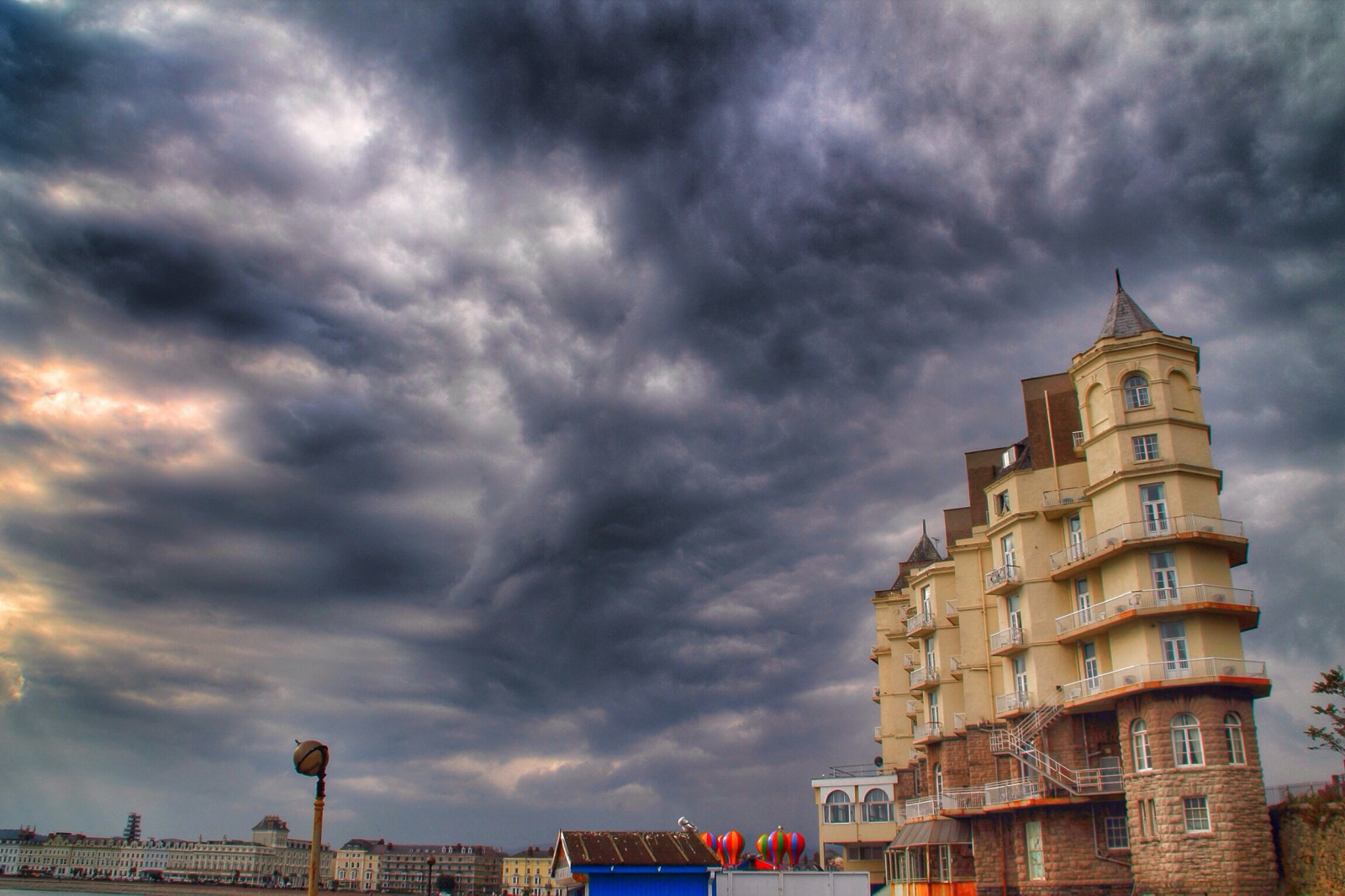 temný, moře, město, panoráma města, budova, nebe, déšť, pláž, Země, bouřka, panoráma, večer, ráno, věž, pobřeží, Kánon, vítr, horizont, město, mokrý, Evropa, soumrak, hrom, zeměpis, Spojené království, metropole, rozzlobený, Wales, mrak, strom, Tamron, počasí, oceán, cloudporn, pobřeží, úžasný, dSLR, Napájení, skyporn, mezník, gb, fasáda, boj, 1100D, Llandudno, urban area, obytný prostor, panelový dům, meteorologický jev, kupa, věřit, Snowdonia, meteorologie, Metoffice