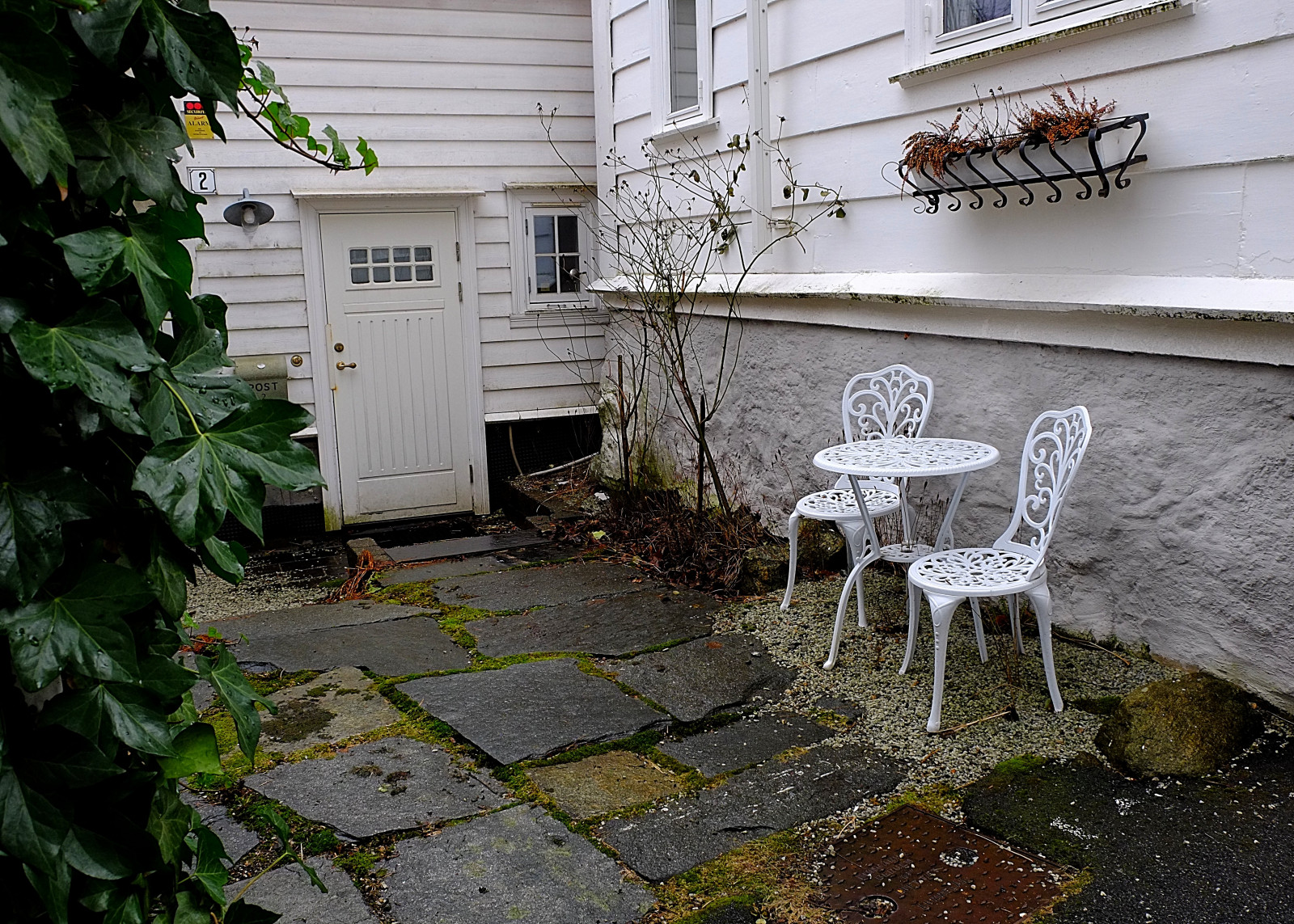 okno, květiny, zahrada, městský, stěna, stůl, Dům, Norsko, židle, dveře, chodník, chalupa, zadní dvorek, Bergen, strom, yard, rostlina, židle, domů, patio, fasáda, centrum města, keř, outdoor struktura, nádvoří, vlastnictví, nemovitost, windowbox