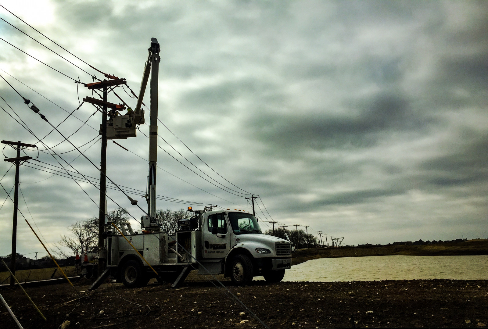 paesaggio, auto, cielo, veicolo, campo, strada, nuvole, lavoratori, stagno, trasporto, linee elettriche, nube, albero, nuvoloso, pianta, fenomeno meteorologico, linea elettrica aerea, public utility