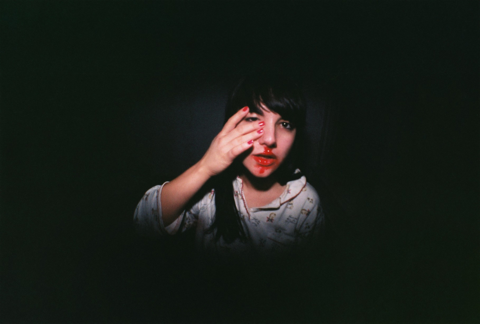 sort, nat, blod, emotion, midnat, scene, fiskeøje, pige, sjovt, ydeevne, mørke, menneskelige legeme, performance, næseblod