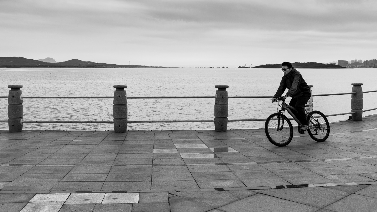 lidé, bílý, Černá, černobílý, sport, moře, město, ulice, Asie, Čína, voda, pobřeží, jízdní kolo, městský, asijský, zima, vozidlo, silnice, fotografování, Studený, Kánon, sama, čáry, čínština, chodník, prázdný, infrastruktura, Černý a bílý, jezdectví, primární, jezdit, venkovní, tělesné, Černá bílá, muž, kolo, mimo, mladý, dřevěný, fotografie, Napájení, boční, 24mm, půvabný, eos, BNW, energie, Qingdao, Huangdao, shandong, 100d, 52, 52project, Černý a bílý, monochromatické fotografování, 39, exercices
