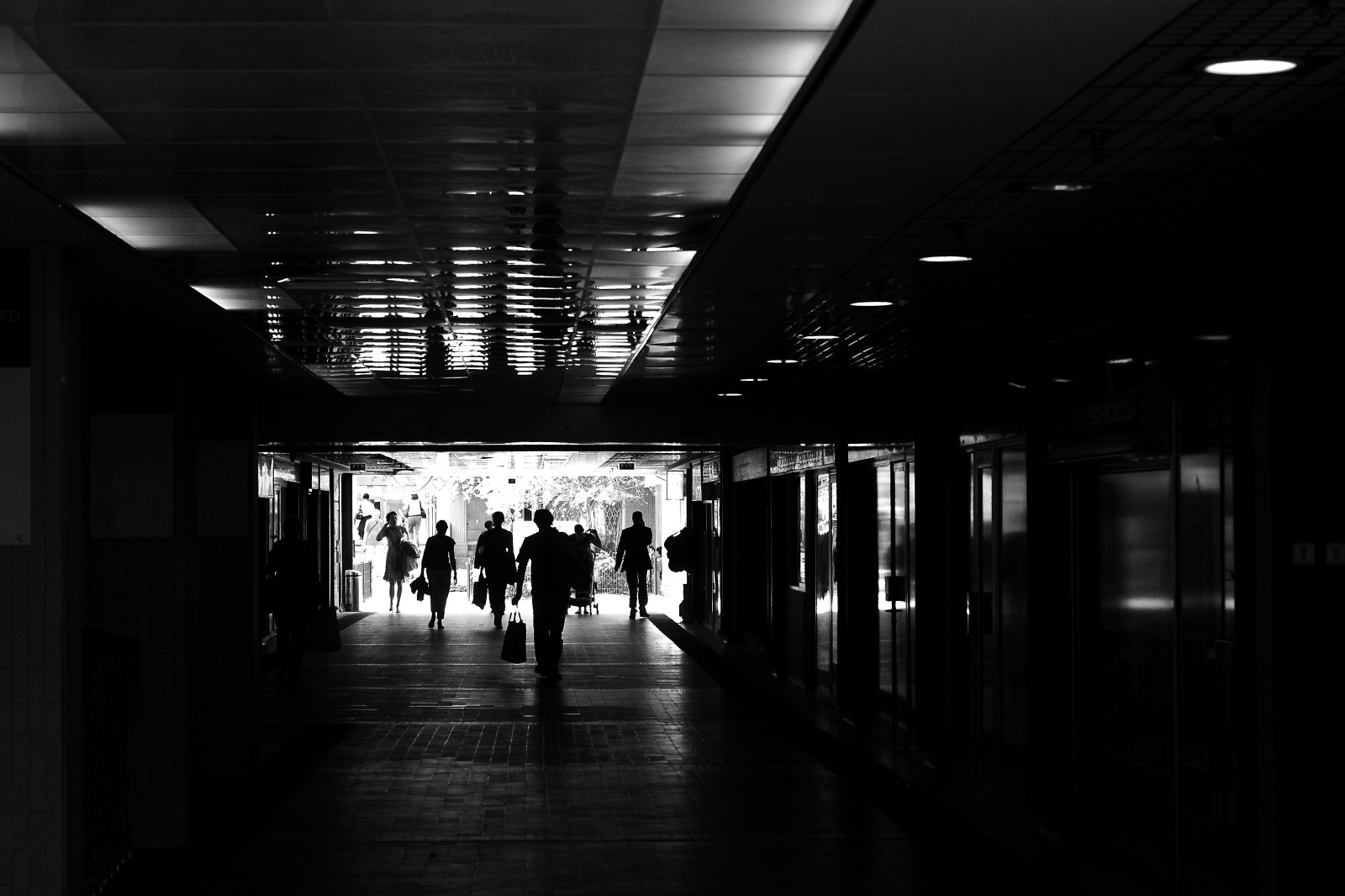 Černá, černobílý, ulice, noc, architektura, odraz, nebe, stín, fotografování, symetrie, večer, program, infrastruktura, úhel, světlo, Street View, hala, tma, blackandwithe, photoderue, momentka, urbanarte, photopascalcolin, karetní hra, Černý a bílý, monochromatické fotografování, Film noir, denní osvětlení, veřejná doprava, Paris14, Embouchure, Noirrtblanc