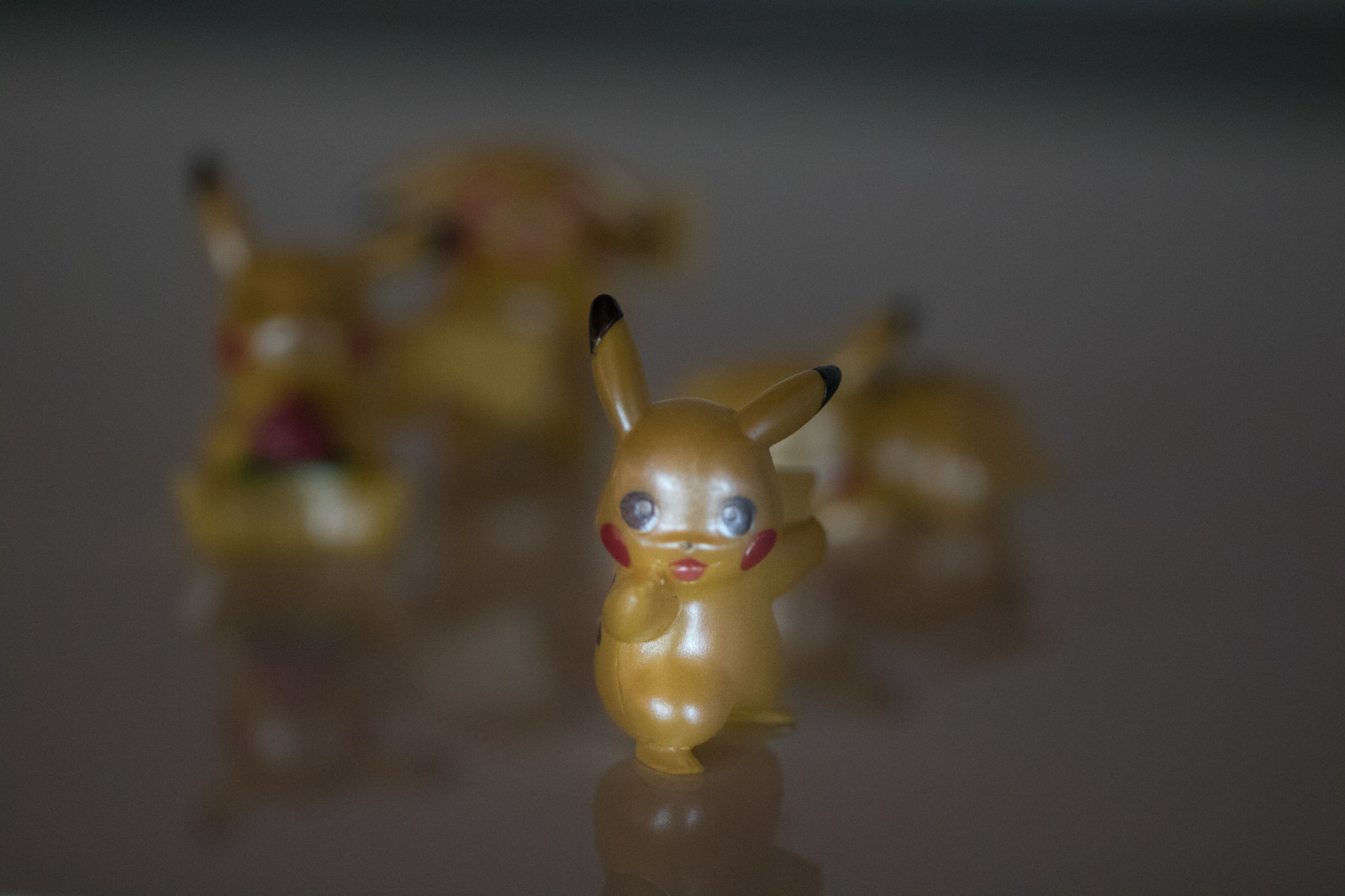 giallo, scultura, statua, Giocattolo, pokemongo, ARTE, fiore, mano, pokemon, cose, figurina, avvicinamento, fotografia macro