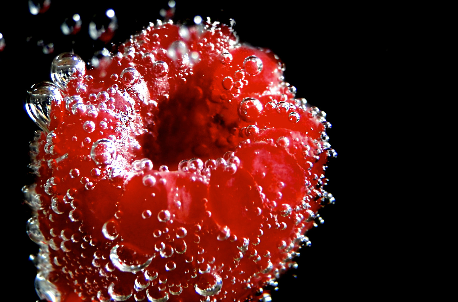 Červené, makro, voda, blackbackground, ovoce, Pod vodou, Sony, Bubliny, skřítek, rasberry