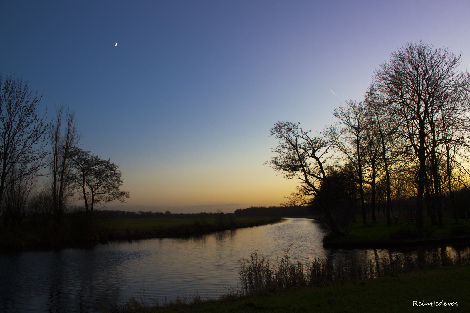 nebe, odraz, voda, Příroda, vodní, strom, řeka, dřevina, horizont, banka, večer, atmosféra, svítání, ráno, jezero, soumrak, Atmosféra Země, rostlina, slunečnímu záření, mrak, jev, mokřadní, během dne, západ slunce, větev, lužní, krajina, louka, tráva, nádrž, svítání, uklidnit, noc, jaro, počítač tapeta, astronomický objekt, slunce