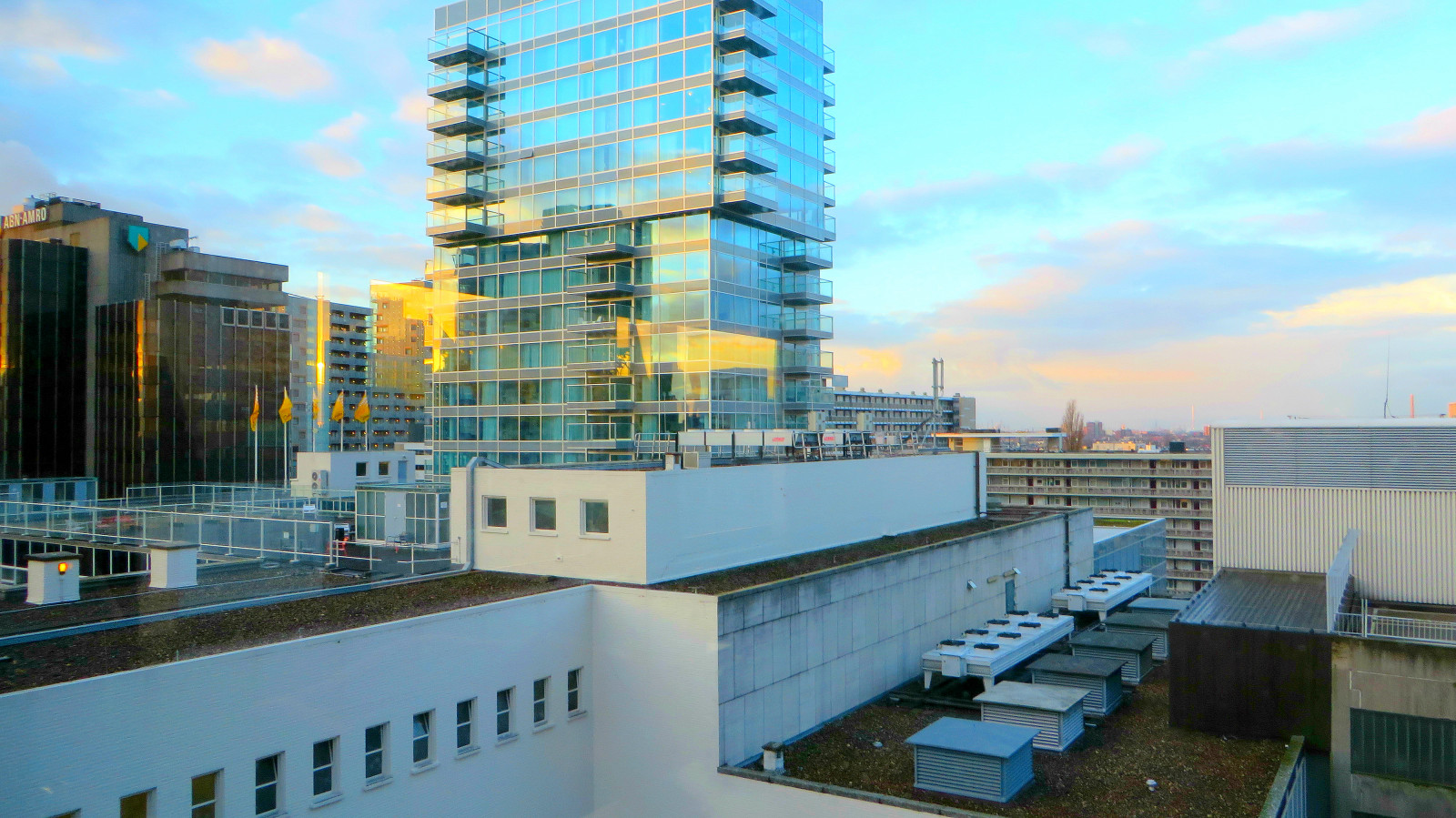 okno, město, panoráma města, architektura, budova, nebe, mraky, hotel, panoráma, mrakodrap, modrý, věž, sklenka, Nizozemí, metropole, Rotterdam, centrum, střecha, ciel, mraky, bleu, byt, kondominium, během dne, cristal, fasáda, Fenetre, Vitré, hlavní sídlo, urban area, Metropolitní oblast, obytný prostor, panelový dům, nemovitost, urbanismus, smíšené využití, paysbas, Hollande, komerční budovy, ředitelství firmy, Img1710