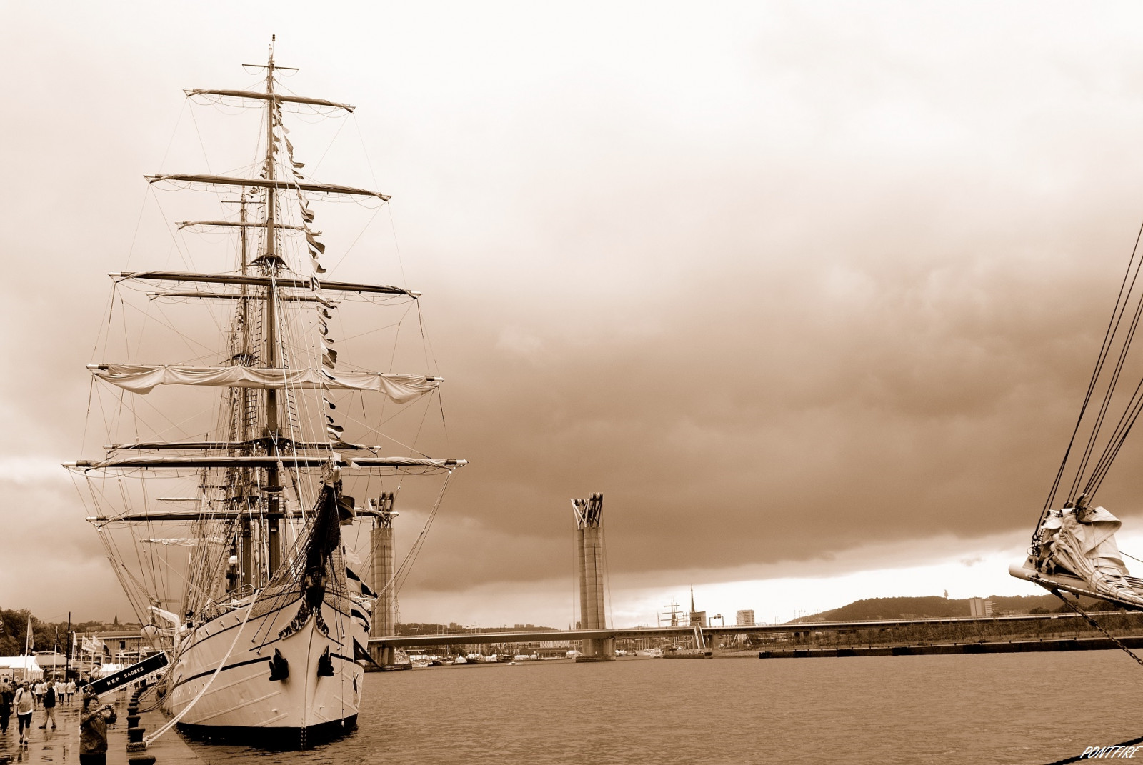 krajina, loď, loď, plachetnice, západ slunce, moře, město, voda, nebe, déšť, uklidnit, most, řeka, slunce, město, Francie, dok, plavidlo, námořník, Seine, plachtění, Brigantine, jachta, velký, lodě, plavidlo, stožár, quai, ville, navire, plachetnice, barque, pont, voile, lodě, plachta, Klipr, pluie, fleuve, Seine-Maritime, east Indiaman, plné zmanipulované loď, fluyt, fregata, Carrack, loď linky, galéra, lehká loď, briga, vlajková loď, manila galéra, vysoká loď, Guanabara, šalupy války, dechař, cévy, navires, vieuxbateau, pontfire, Barquentine, rouen, Marinero, Seemann, hautenormandie, vysoká loď, Marinaio, školní loď, laseine, Troismáty, Matelot, Sagresii, Portderouen, Oldsailingship, Grandvoilier, Vieuxvoilier, Portdecommerce, Pontgustaveflaubert, Troismus tsbarque, Marynarz, Albertleoschlageter, Armada2013, Villederouen, Armadarouen2013, baltimore clipper, first rate, steam frigate